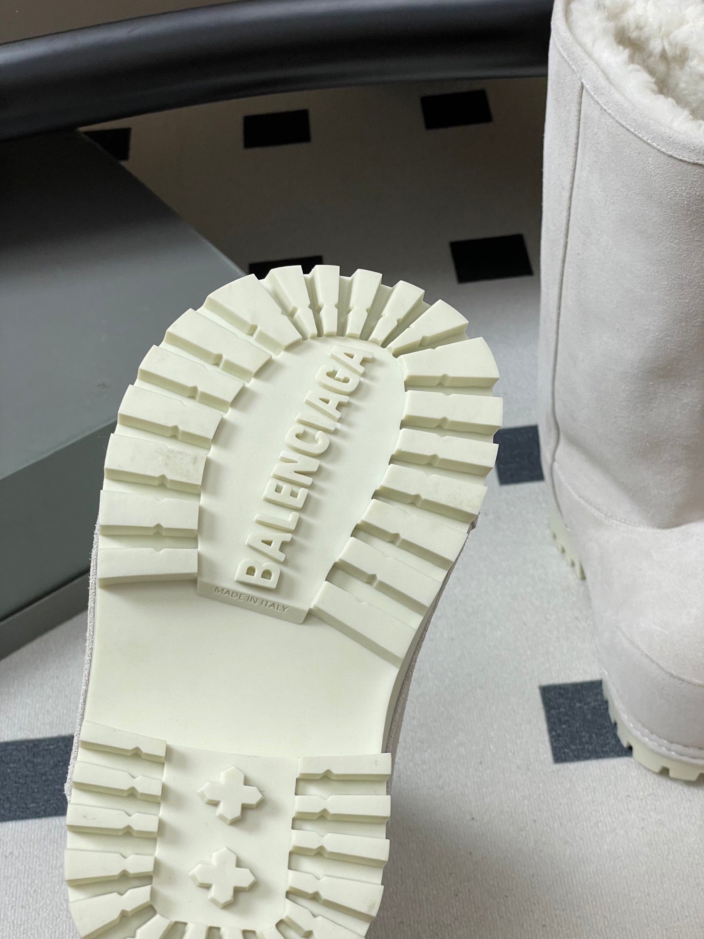 Balenciaga High Snow Boots White Suede 535032