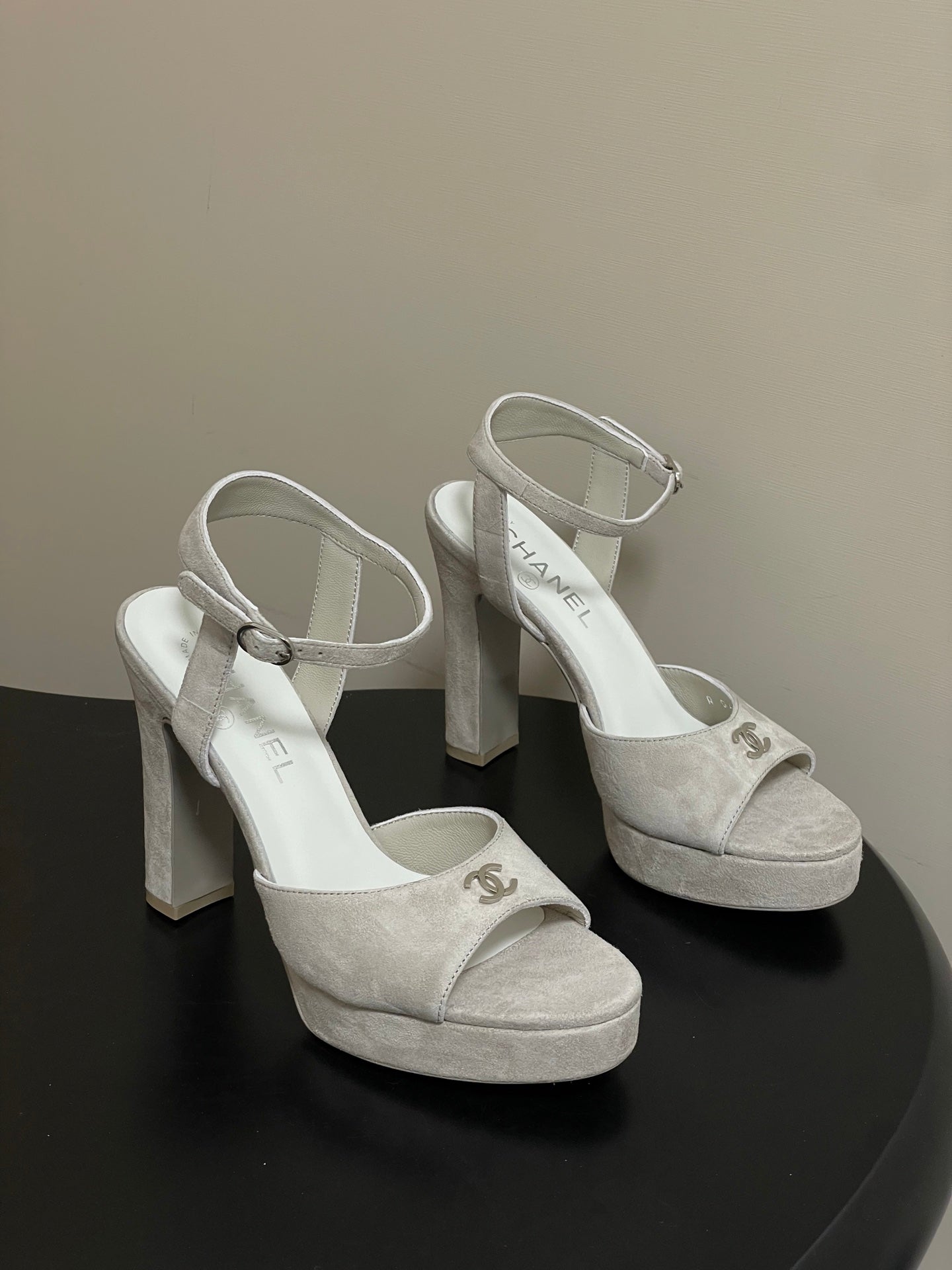 CC 26SS Platform Sandals 120mm Light Gray Double C Sheepskin Suede 632573