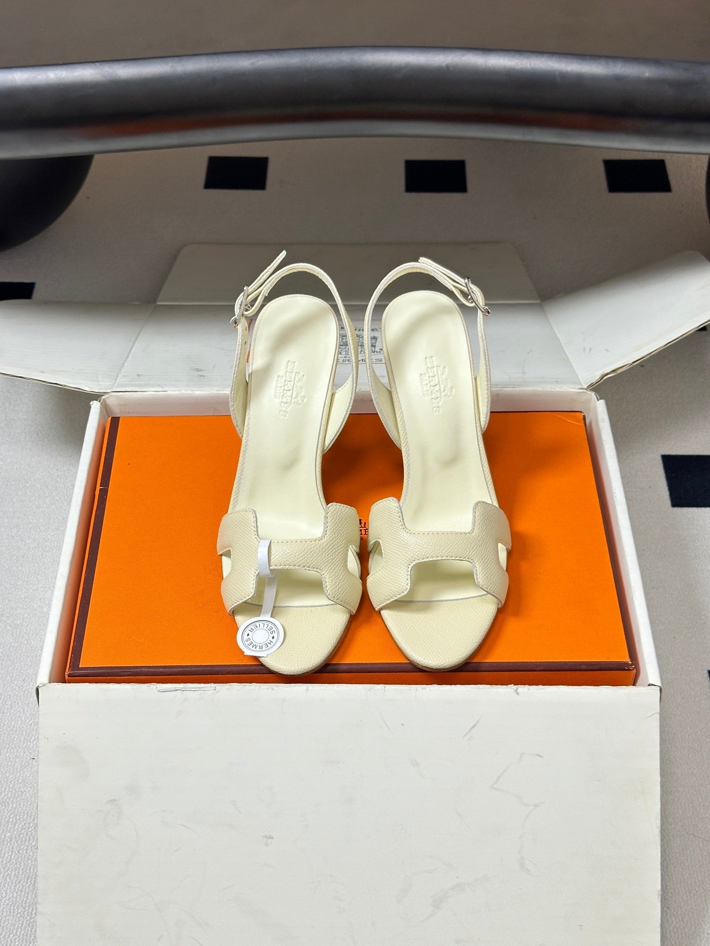 HM Holy Sandal Cream Cowhide 835007