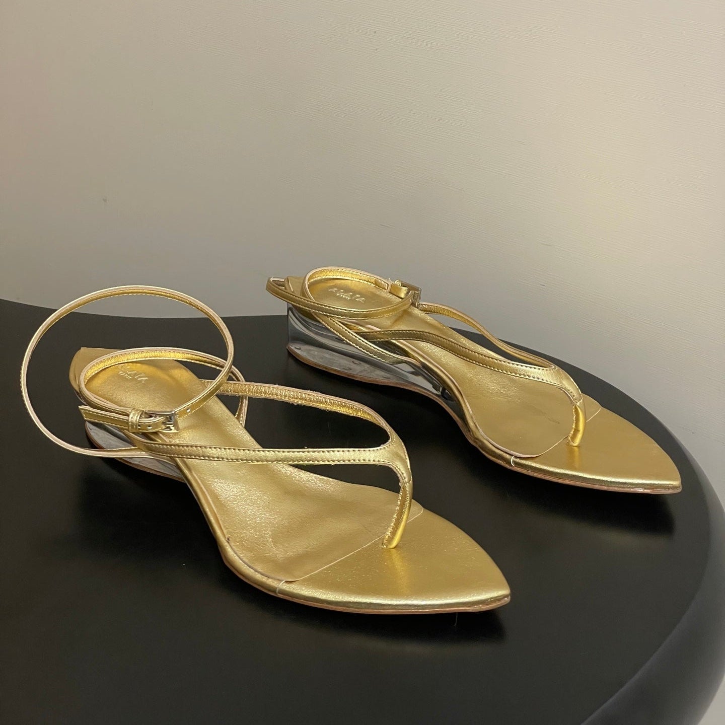 Alaia Invisible Thong Sandals 3cm Gold Patent Leather 835284