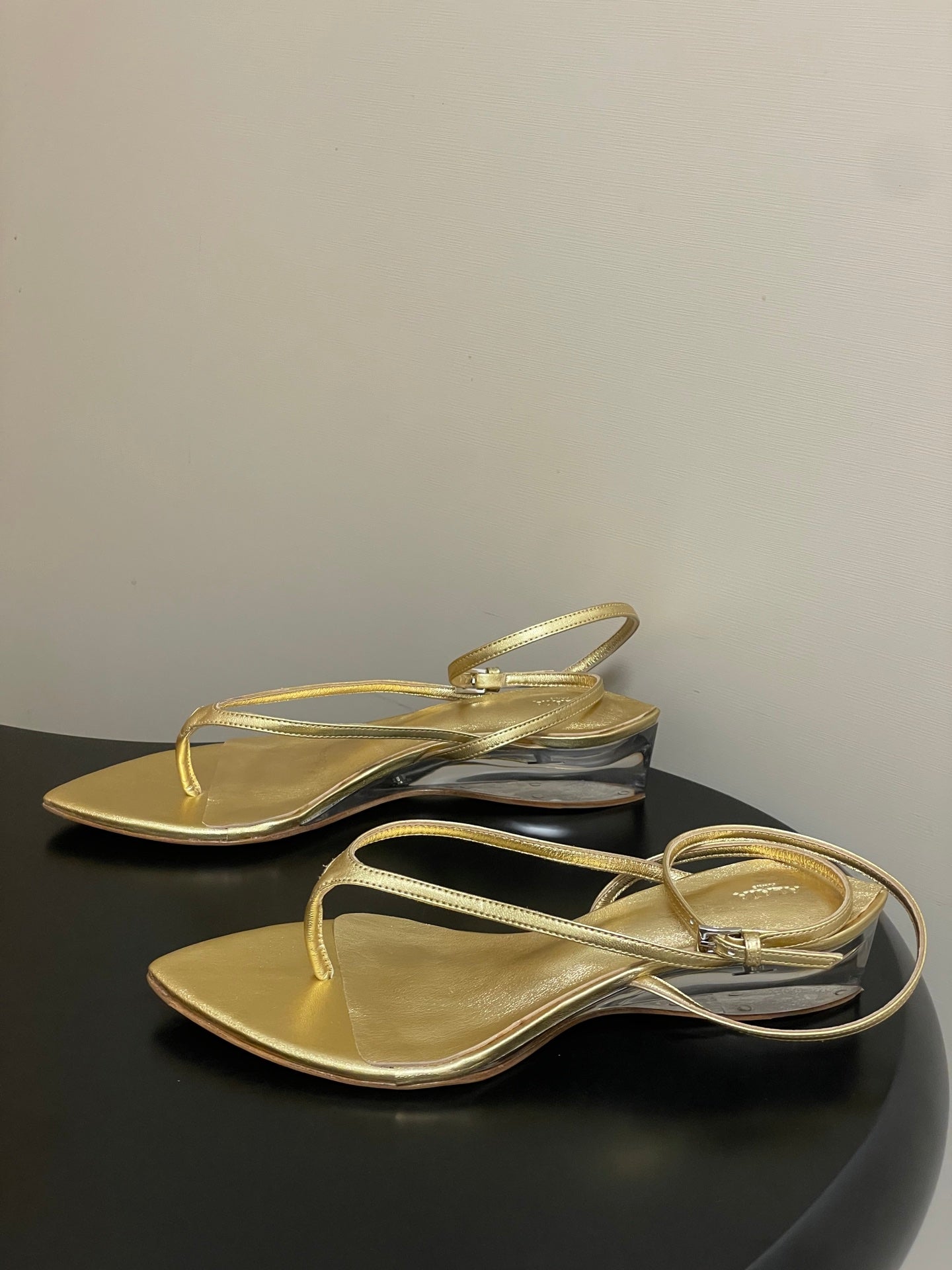 Alaia Invisible Thong Sandals 3cm Gold Patent Leather 835284