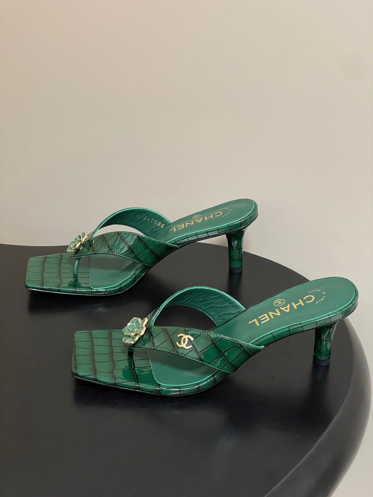 CC 26s Camellia High-Heeled Sandals Square Toe 6cm Green Embossed Leather 834725