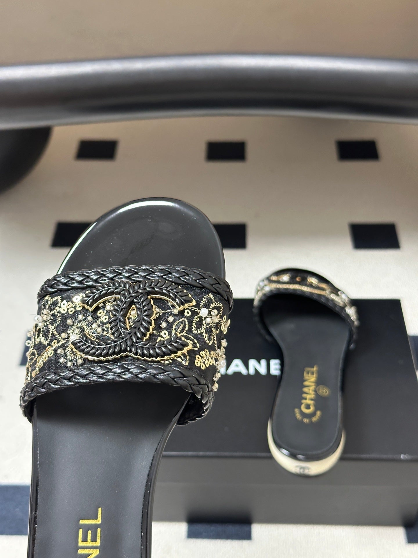 CC 26s Giant Pearl Flat Sandals Black Patent Leather Fabric 933128