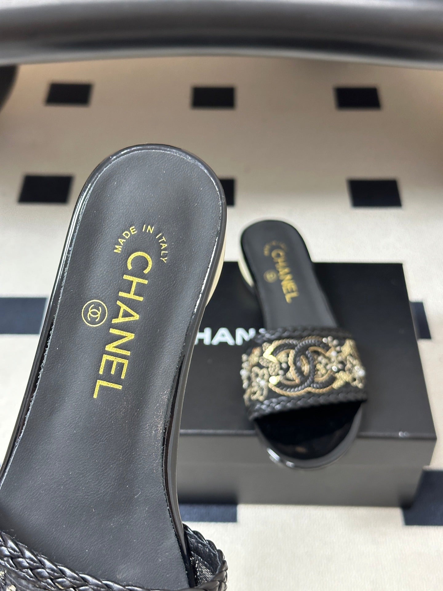 CC 26s Giant Pearl Flat Sandals Black Patent Leather Fabric 933128
