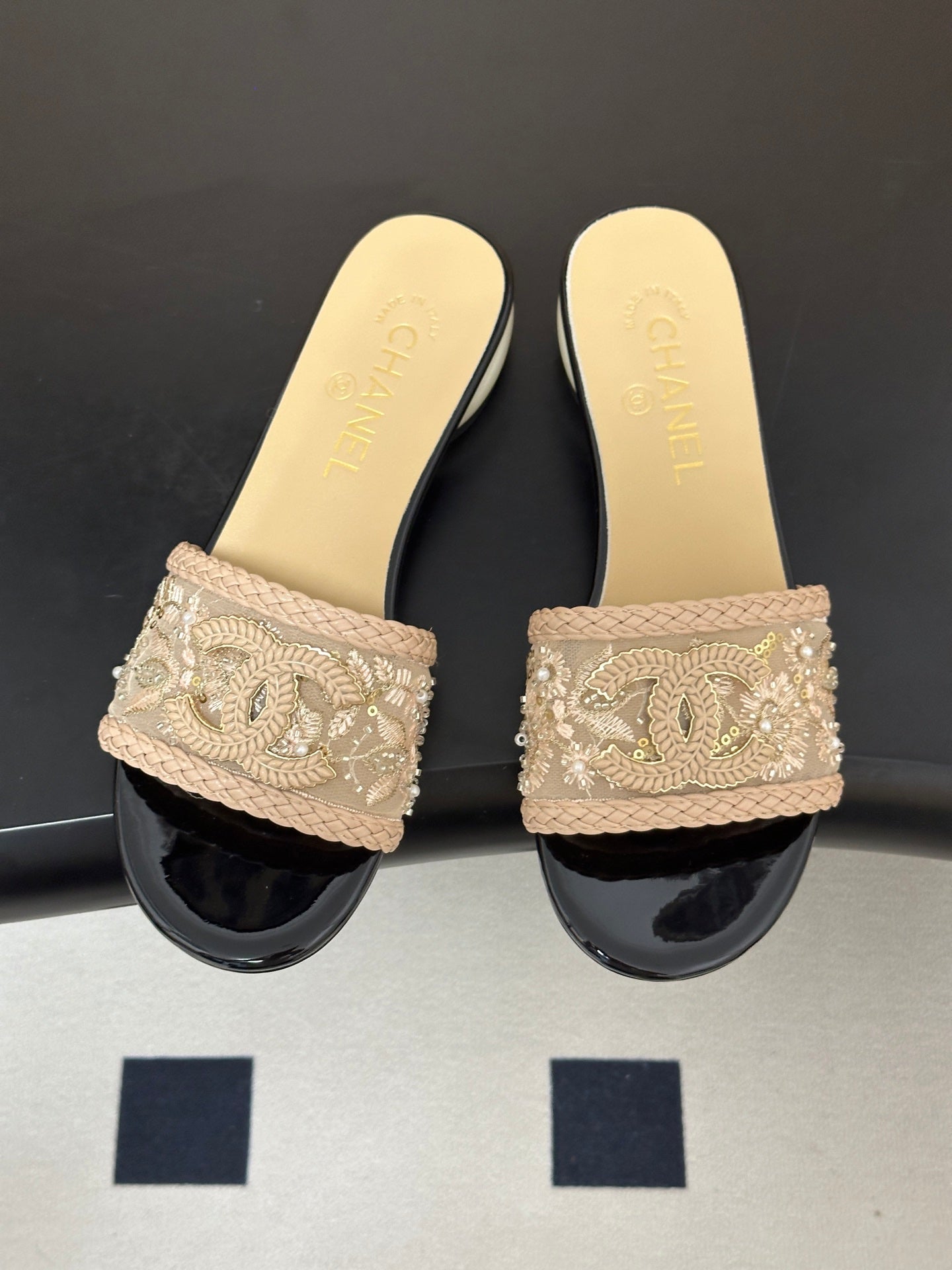 CC 26s Giant Pearl Flat Sandals Cream Beige Patent Leather Fabric 933129