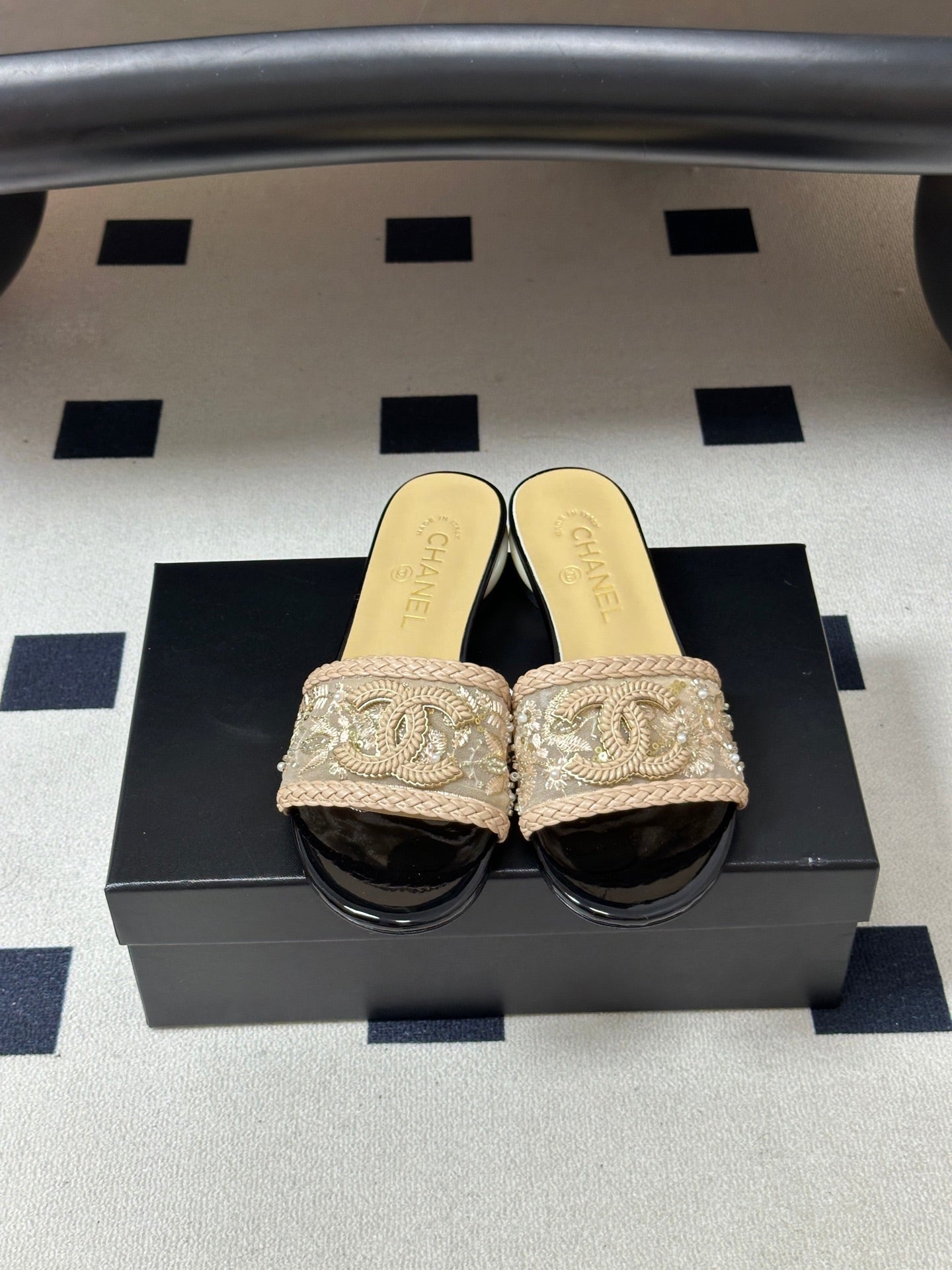 CC 26s Giant Pearl Flat Sandals Cream Beige Patent Leather Fabric 933129