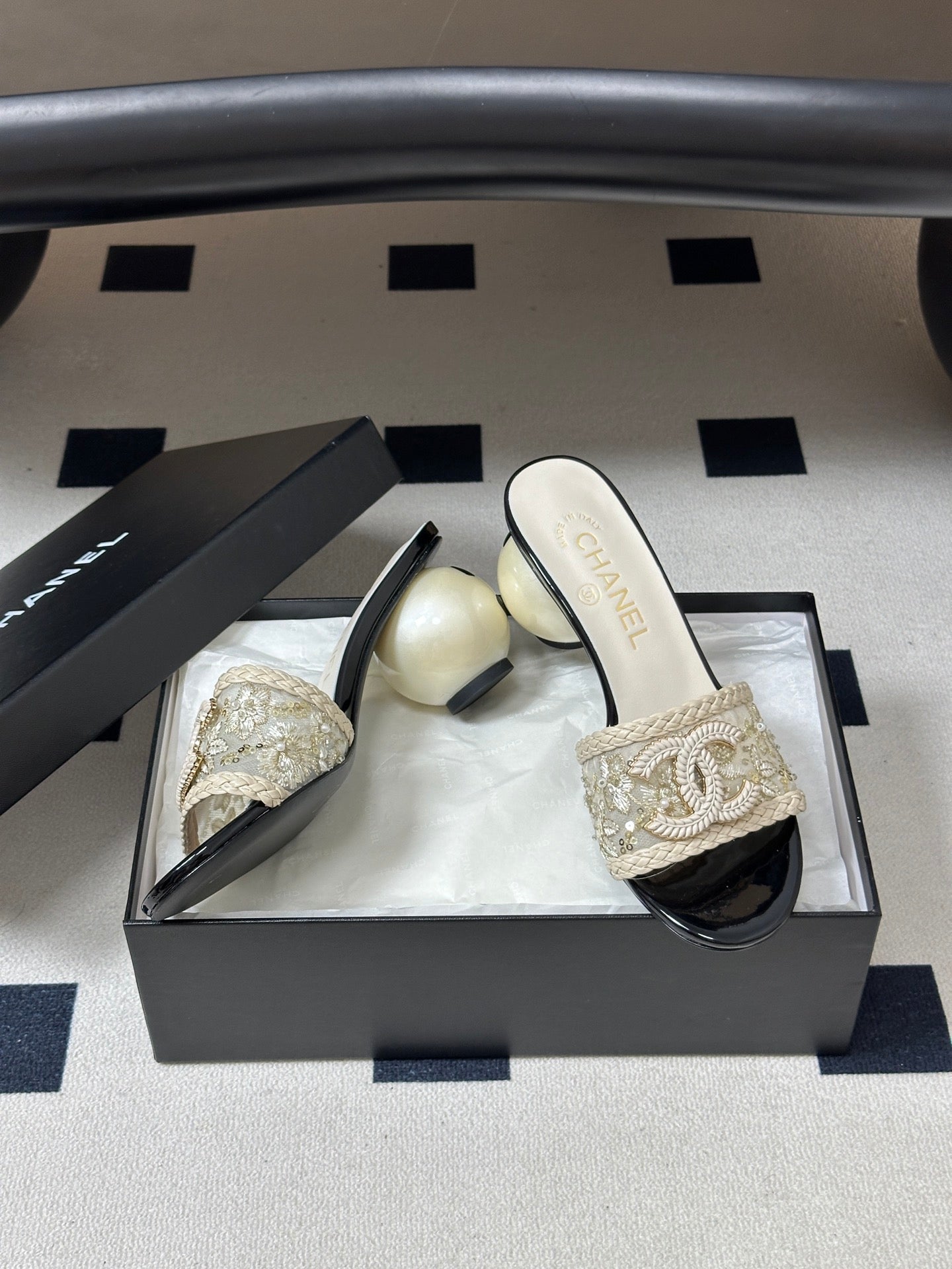 CC 26s Giant Pearl Heel Sandals Cream Black Patent Leather Fabric 933133