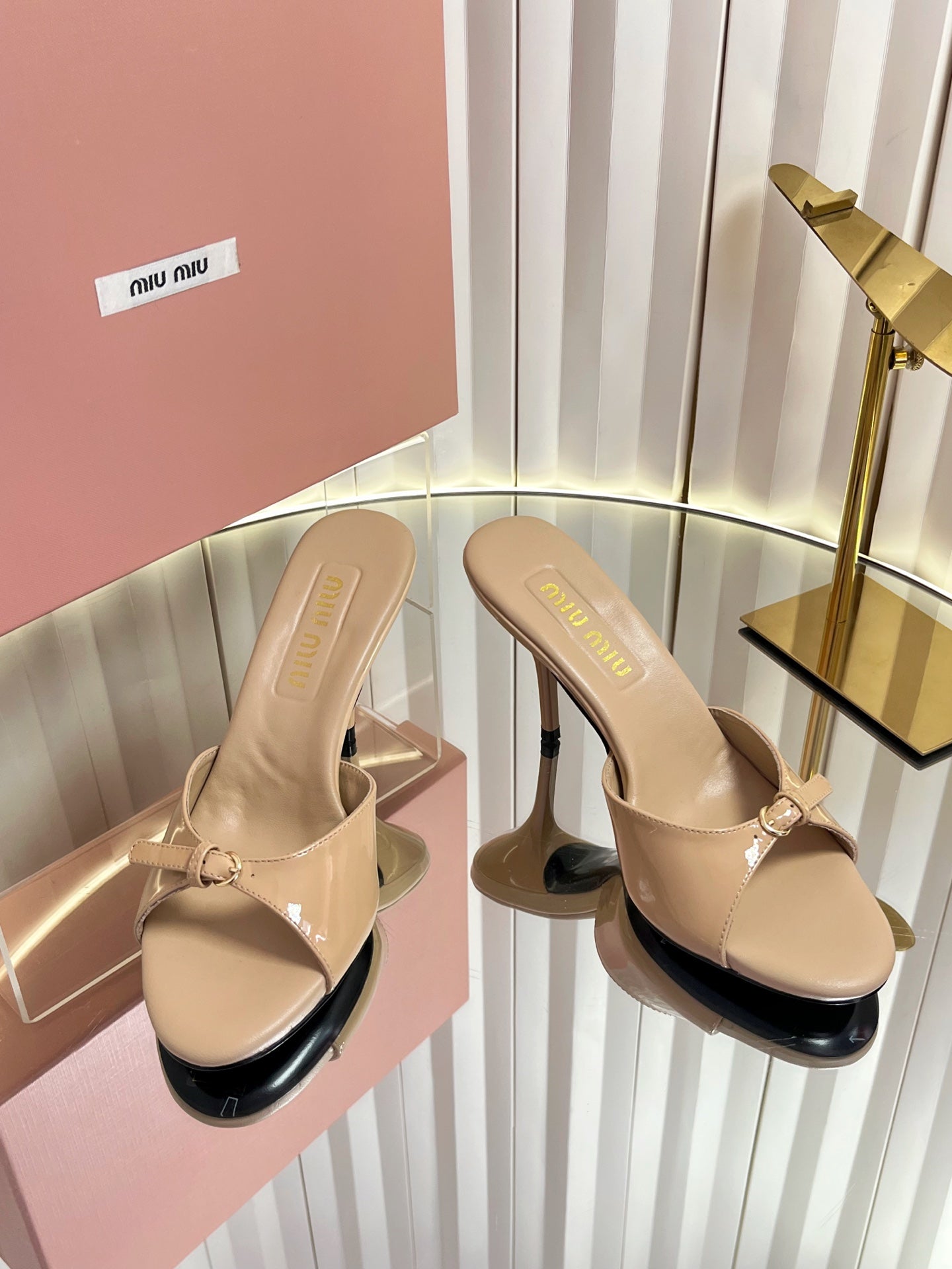 Miu Buckle Mules 75mm Beige Patent Leather 880202