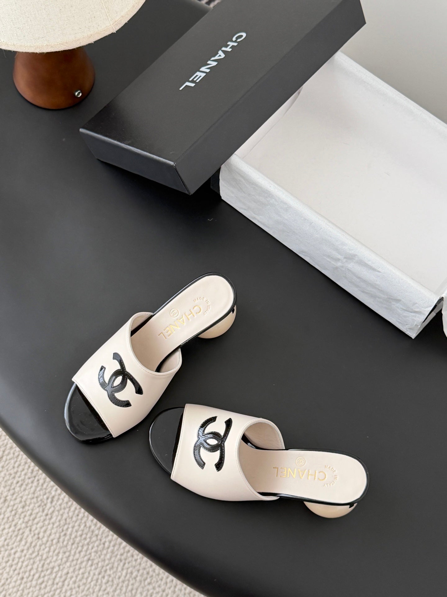 CC 26SS Slippers 7cm Black White Lambskin Patent Leather 670613