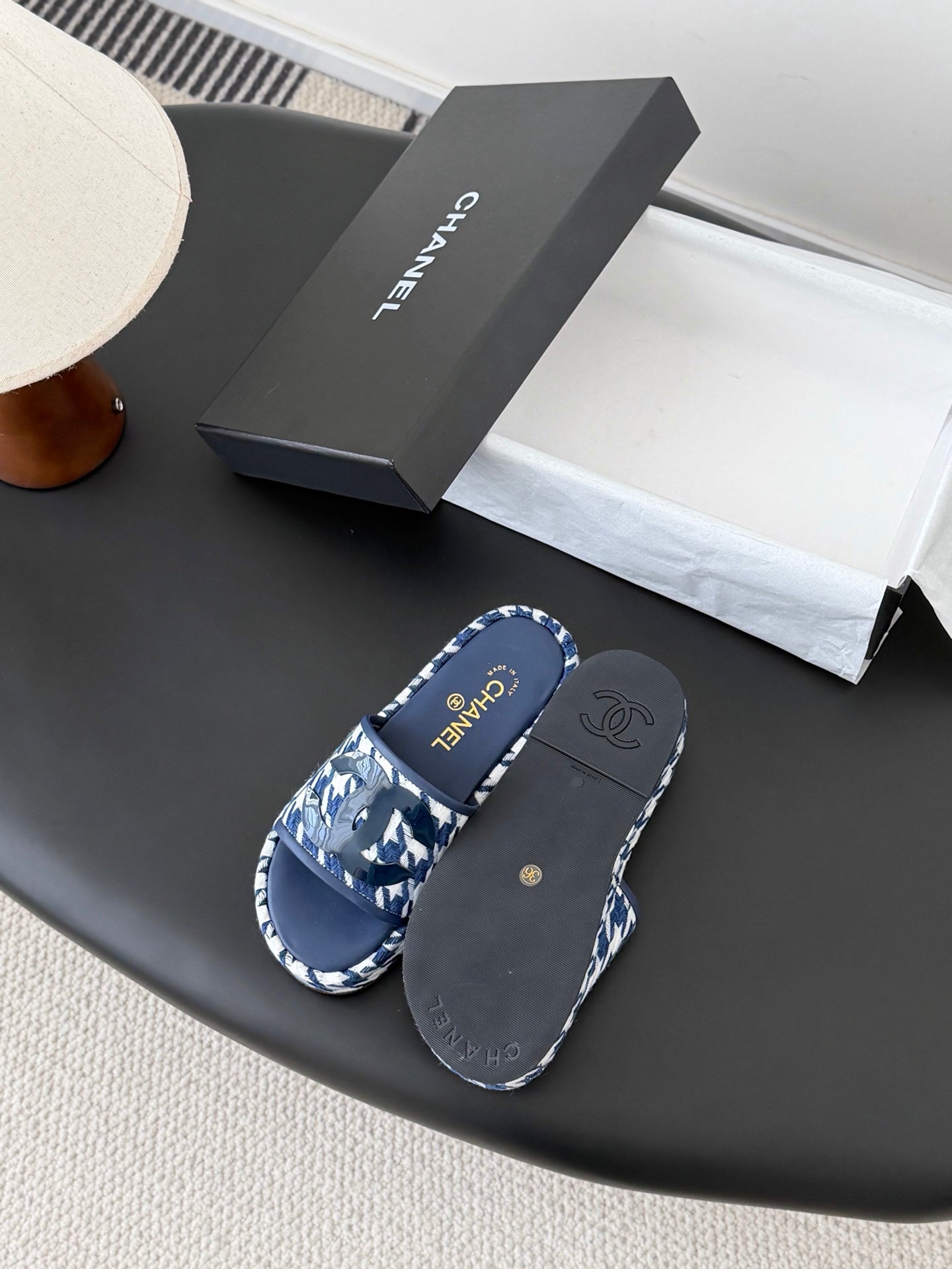 CC 26ss Slippers White Navy Blue Sheepskin Woven 670368