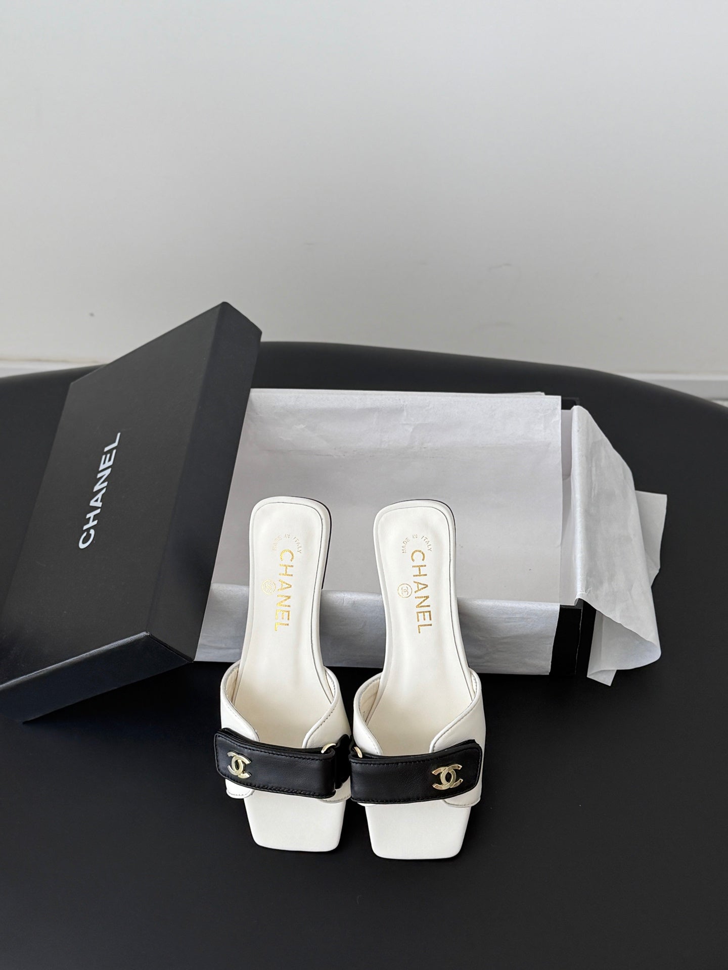 CC 26s Buckle Slippers White Black Leather 829739