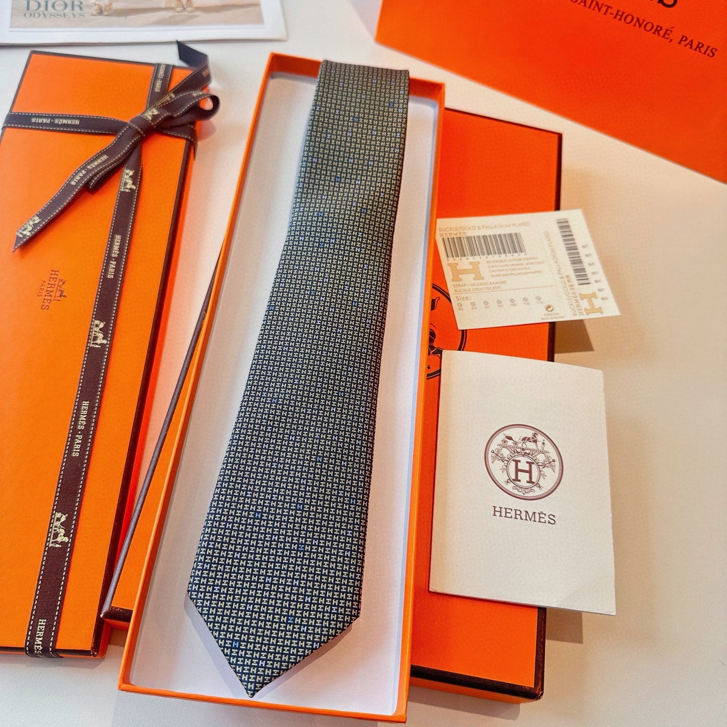 HM H En Relief Tie 437545