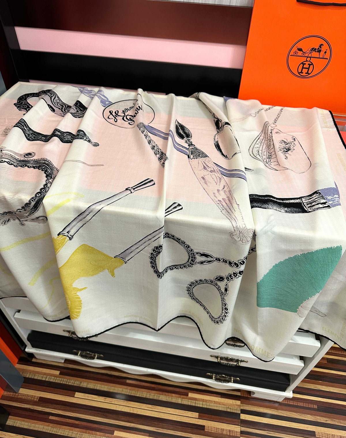 HM 26s Scarf 140 In Cashmere And Silk 476085