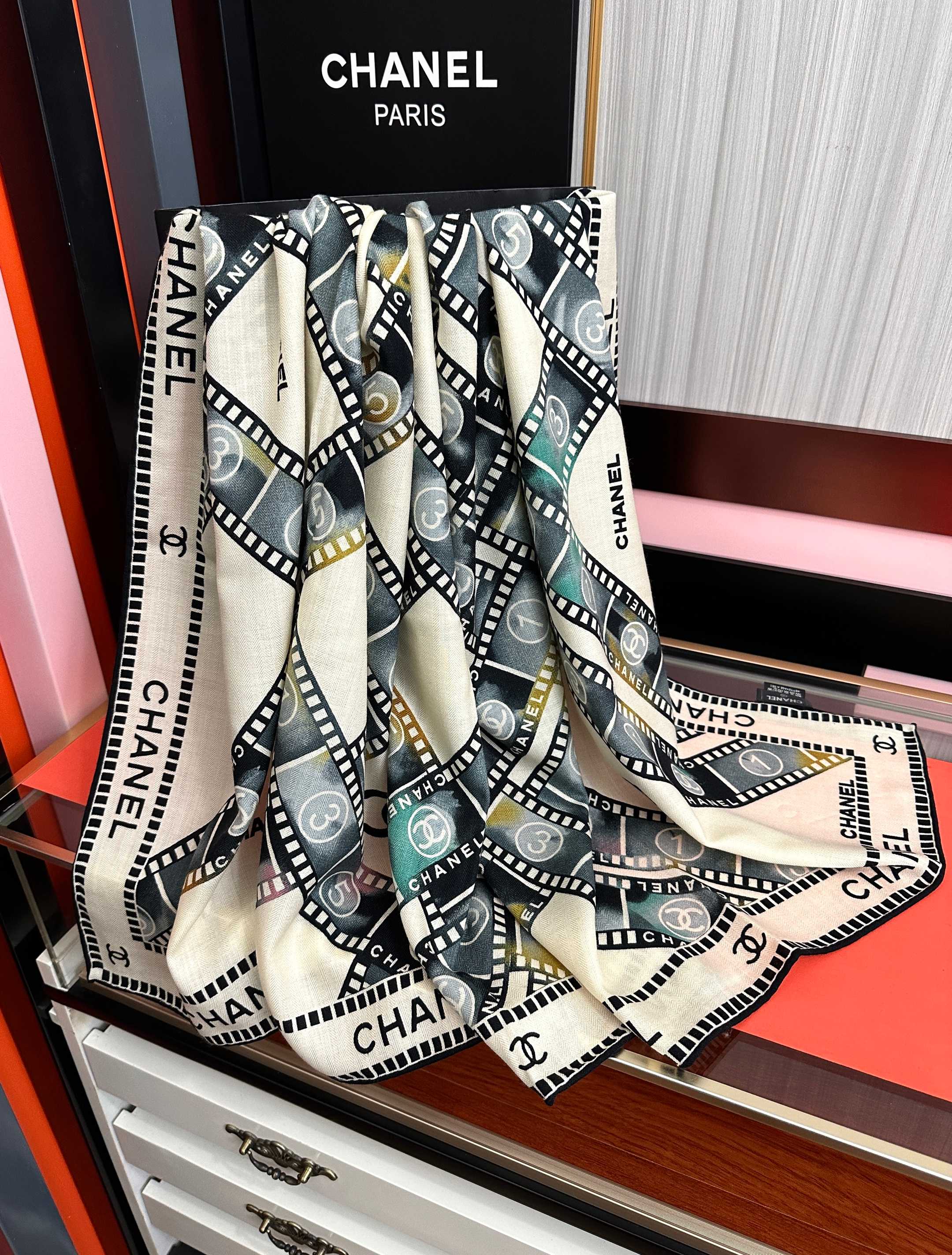 CC 26s Scarf 140 In Cashmere And Silk 446686