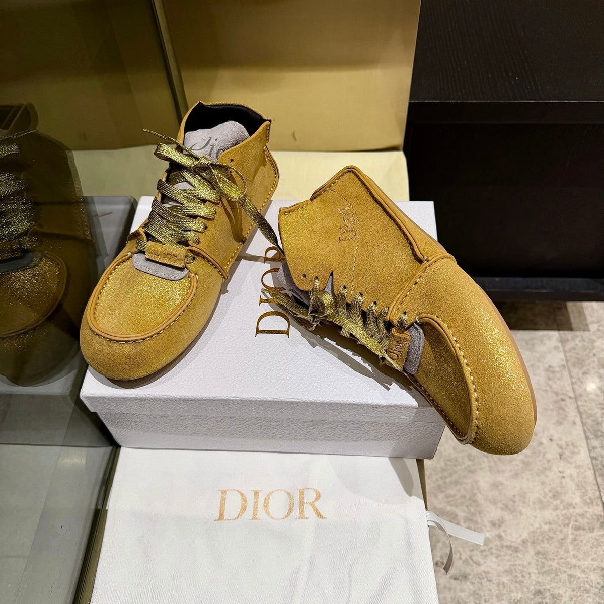 CD 26s Roadie Sneakers Gold Suede Calfskin 157600