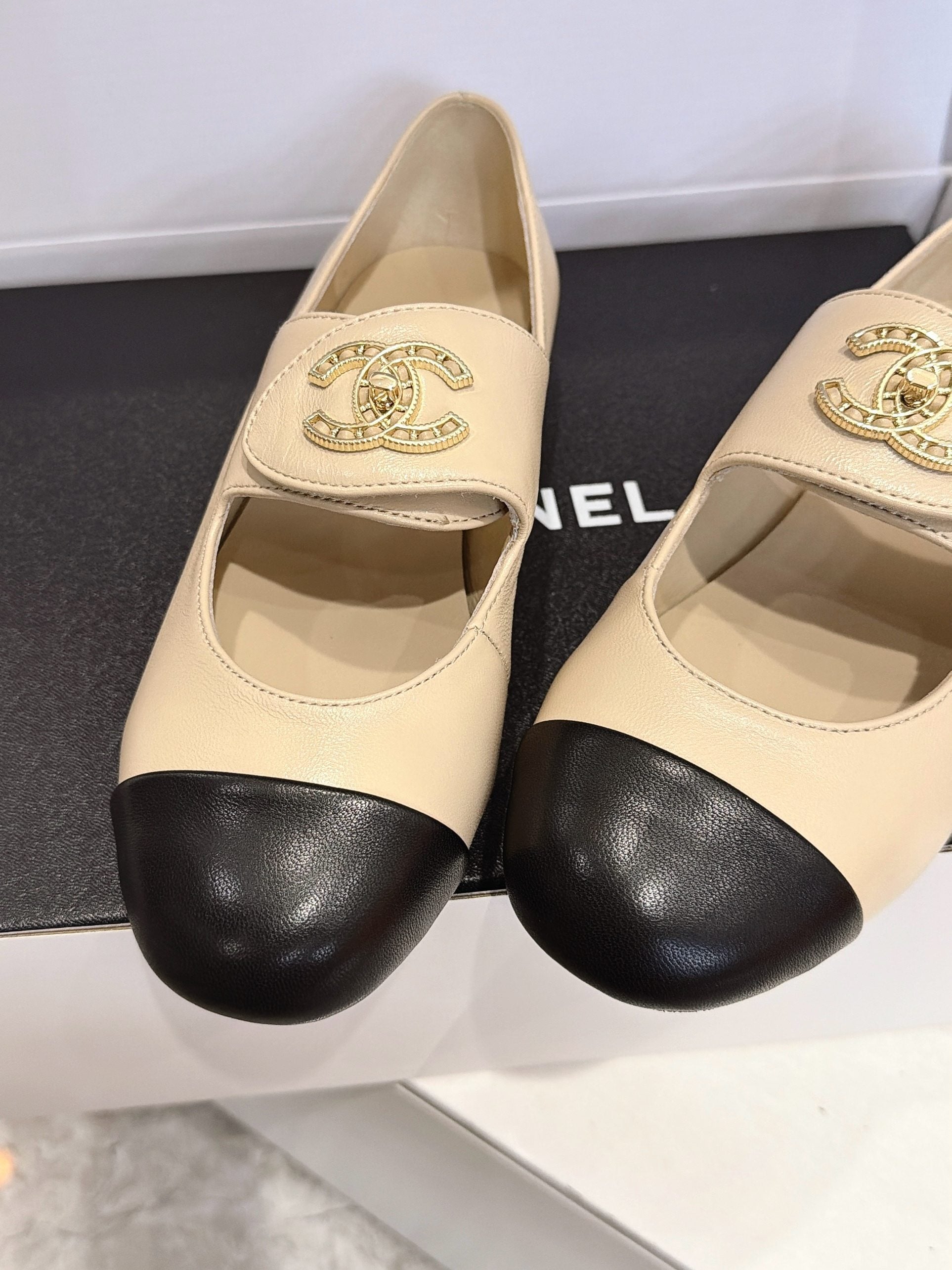 CC 26s Round Toe Mary Jane Shoes Beige Lambskin 937760