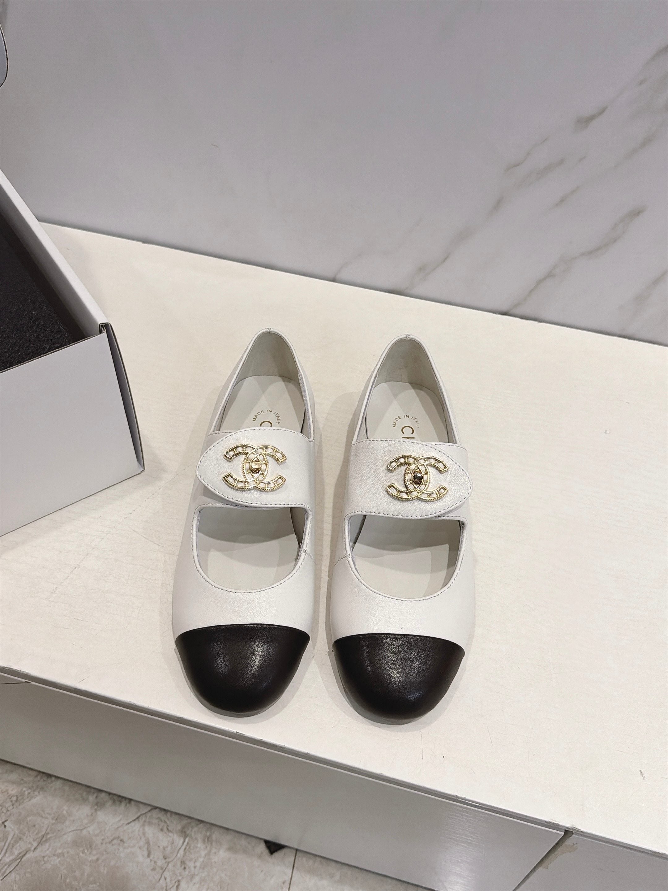 CC 26s Round Toe Mary Jane Shoes White Lambskin 937761