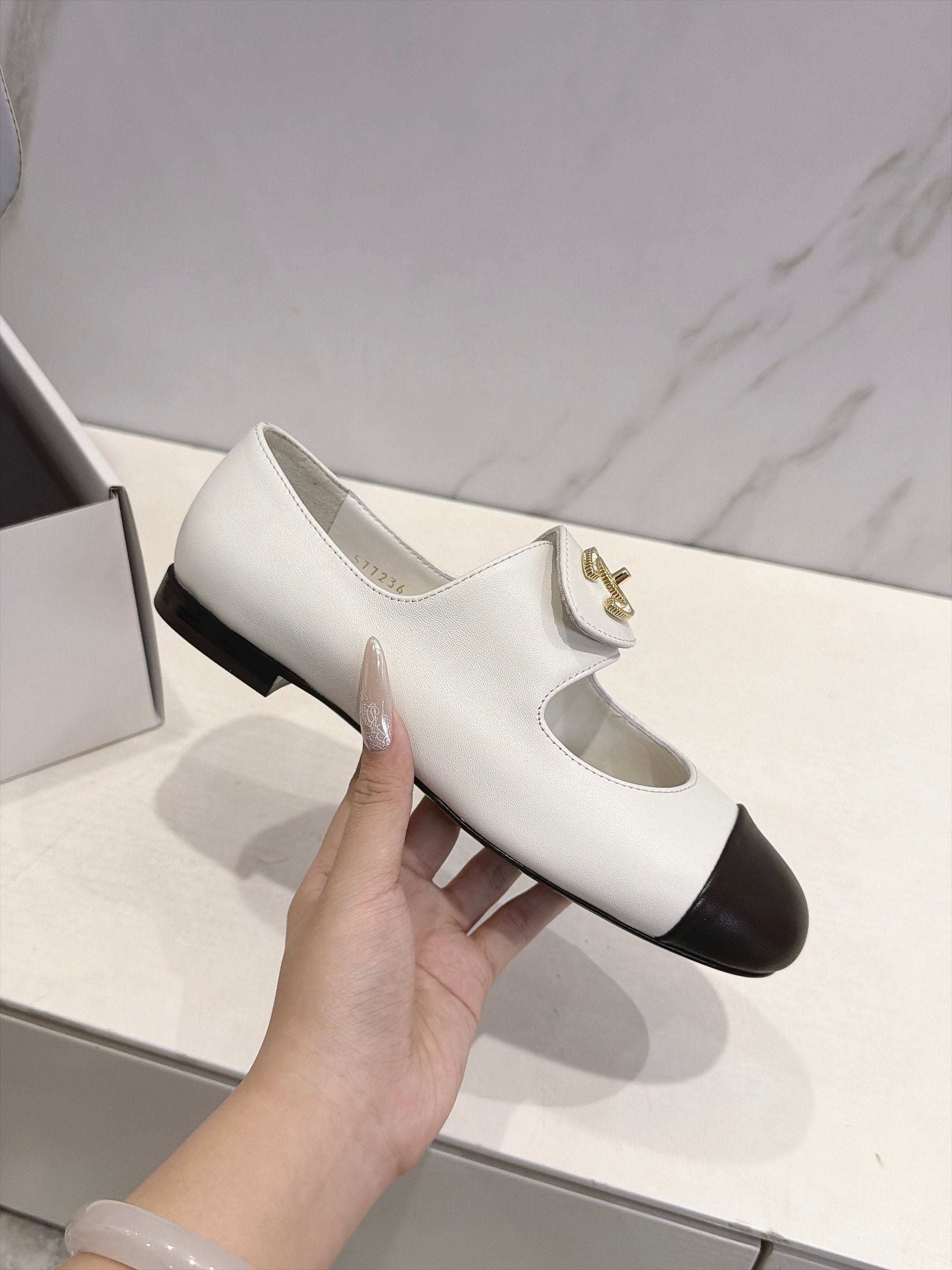 CC 26s Round Toe Mary Jane Shoes White Lambskin 937761