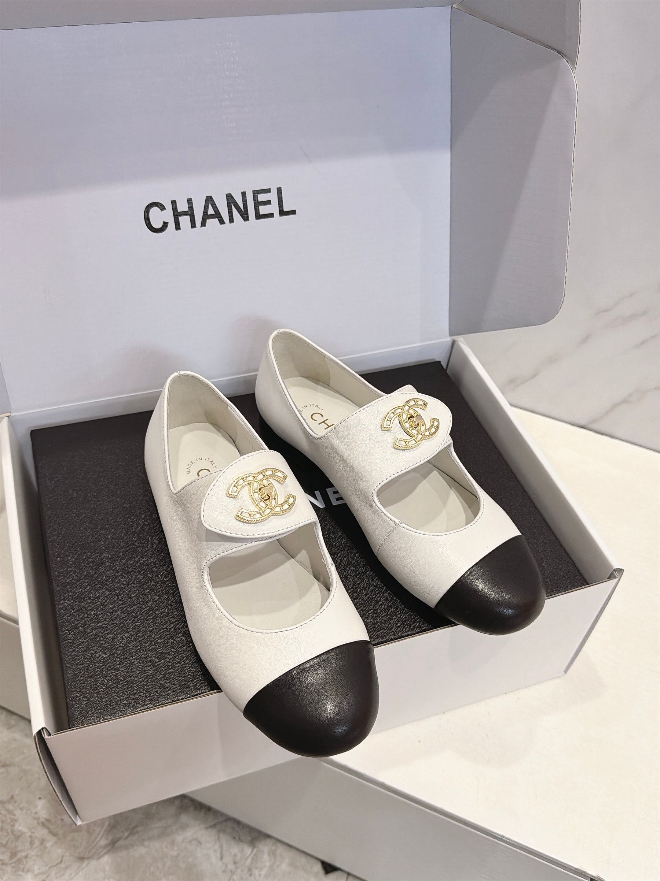CC 26s Round Toe Mary Jane Shoes White Lambskin 937761