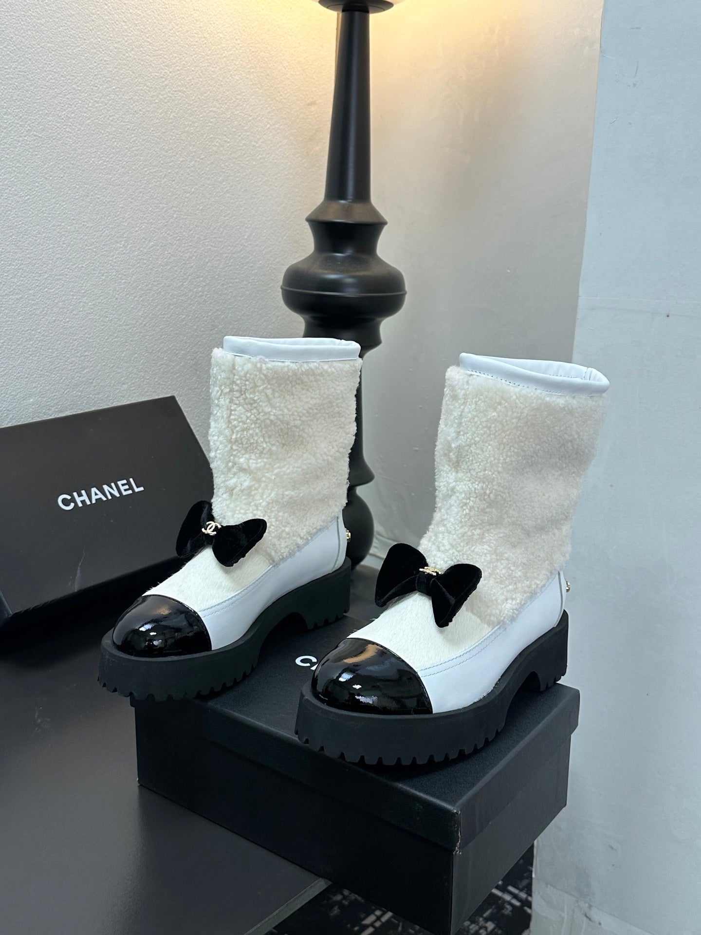 CC Coco Neige 2025/26 Low-cut Boots Black White Shearling Lambskin Patent Leather 529341
