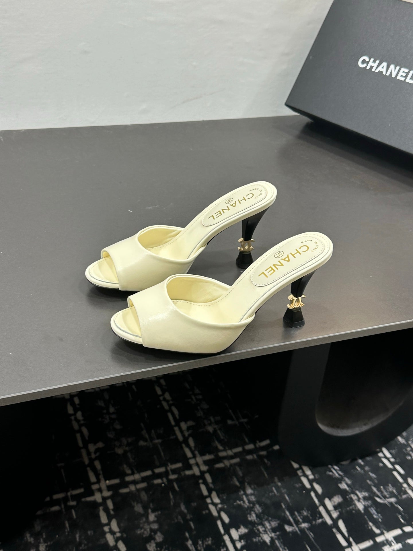CC 26s Sandal Cream Sheepskin 832565