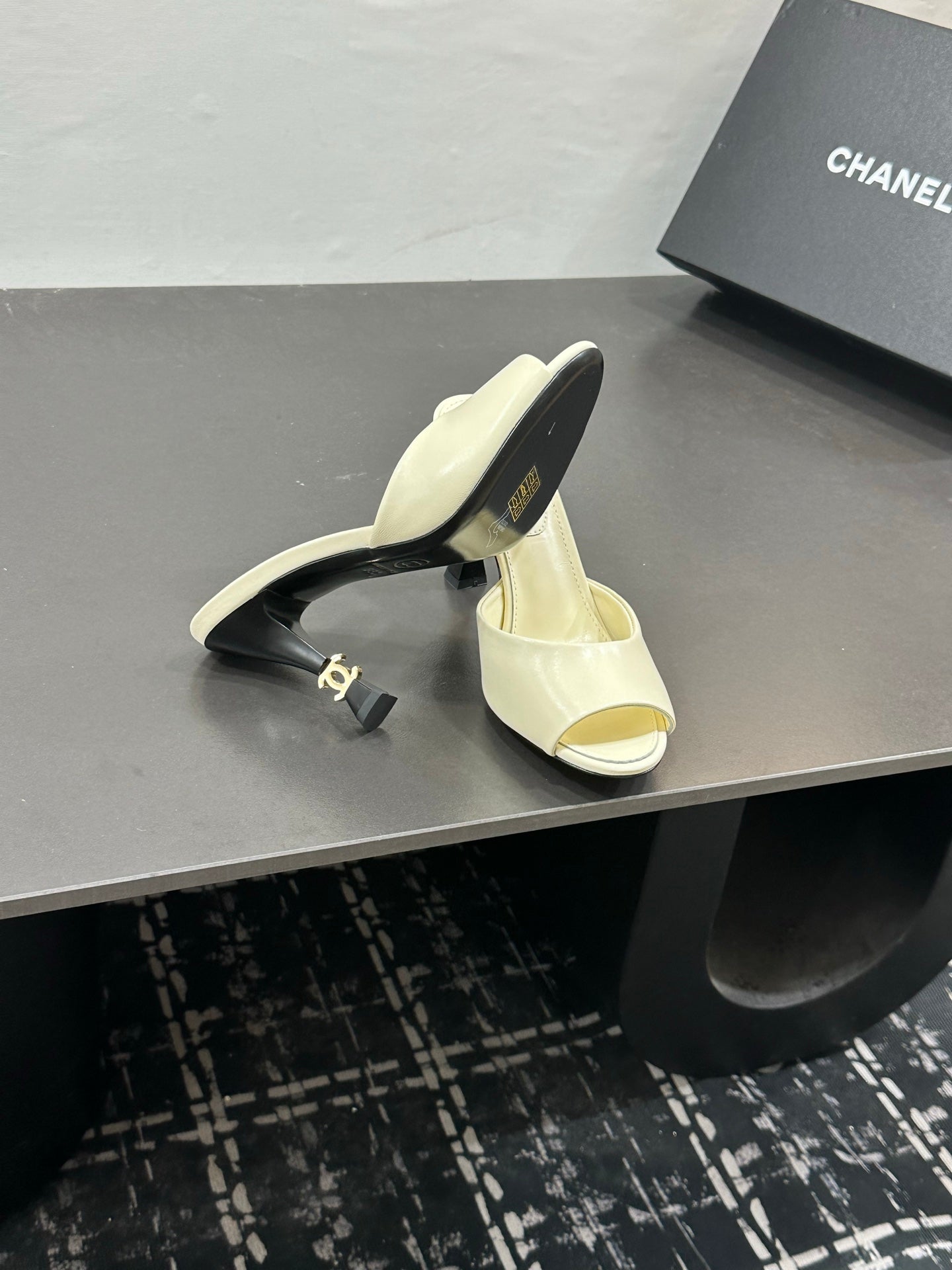CC 26s Sandal Cream Sheepskin 832565