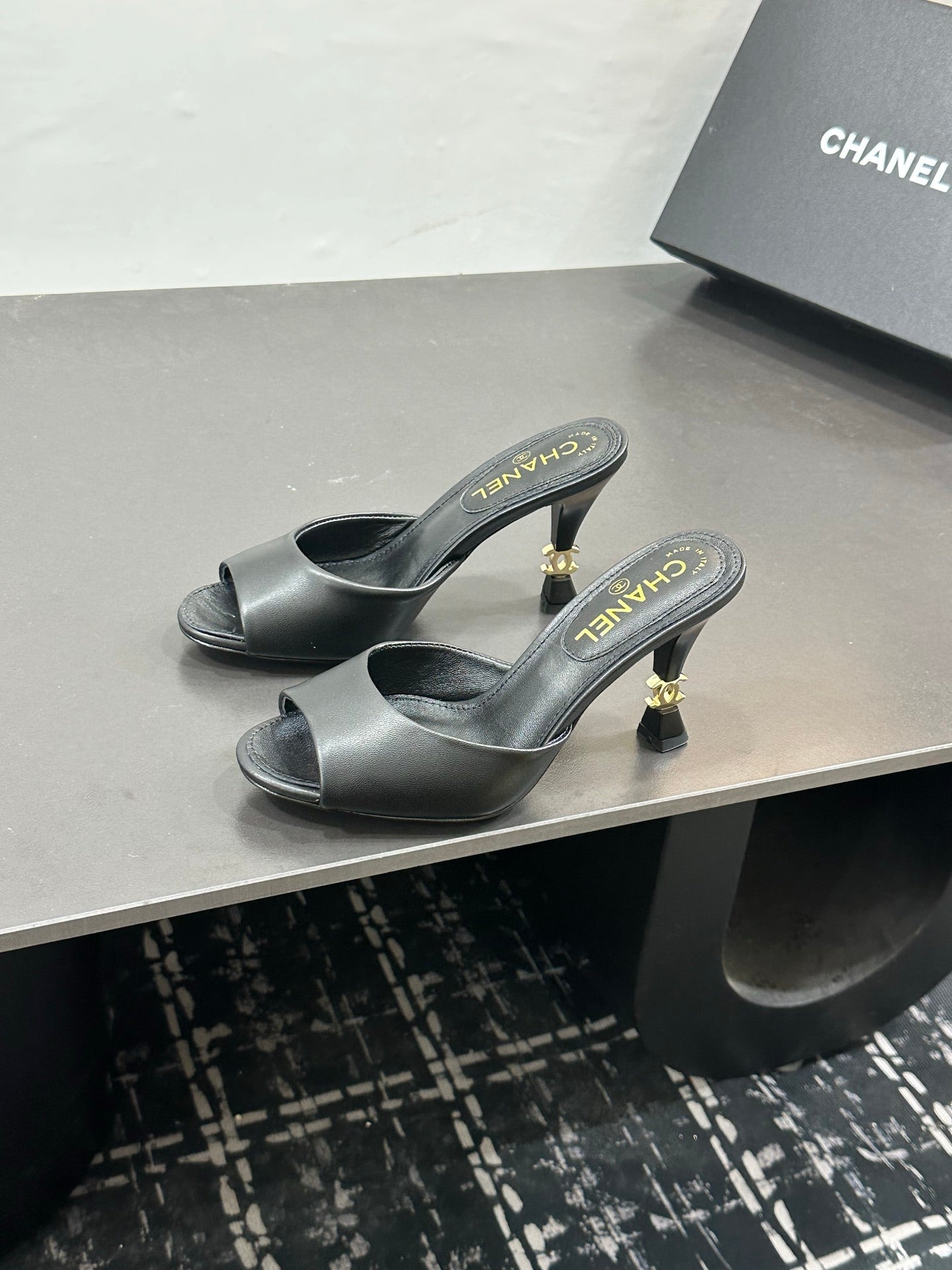 CC 26s Sandal Black Sheepskin 832563