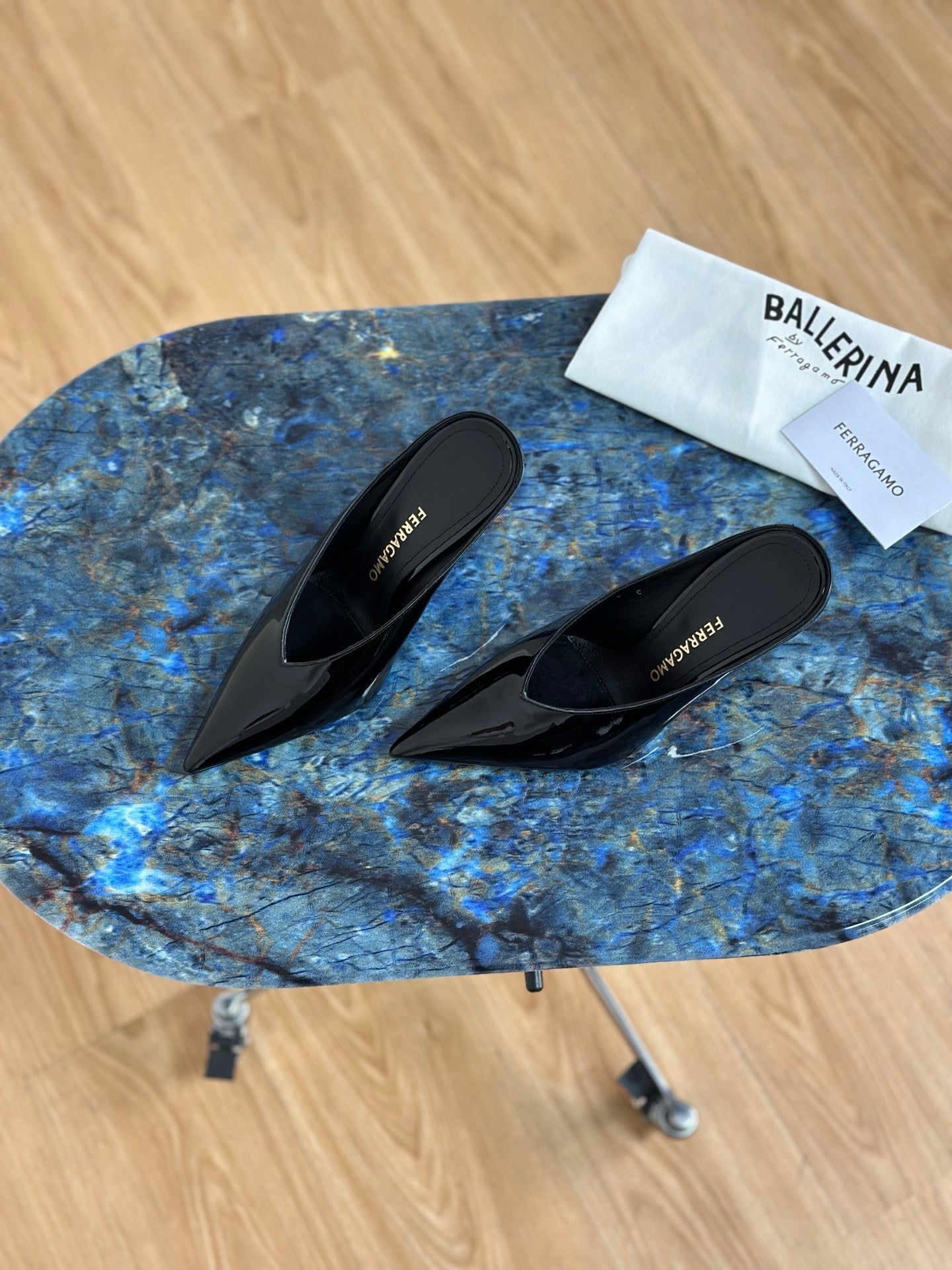 Ferragamo 26s Slippers Black Patent Leather 929099