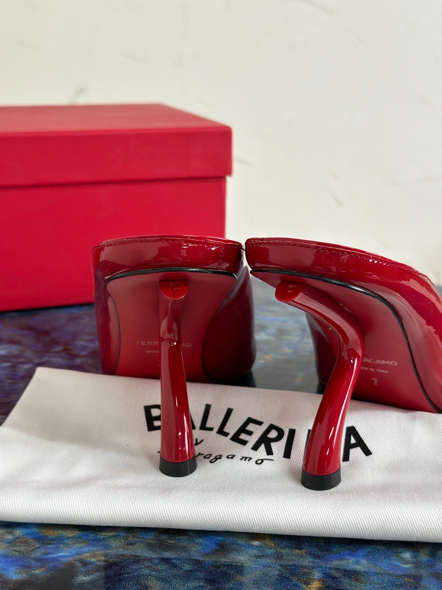 Ferragamo 26s Slippers Red Patent Leather 929100