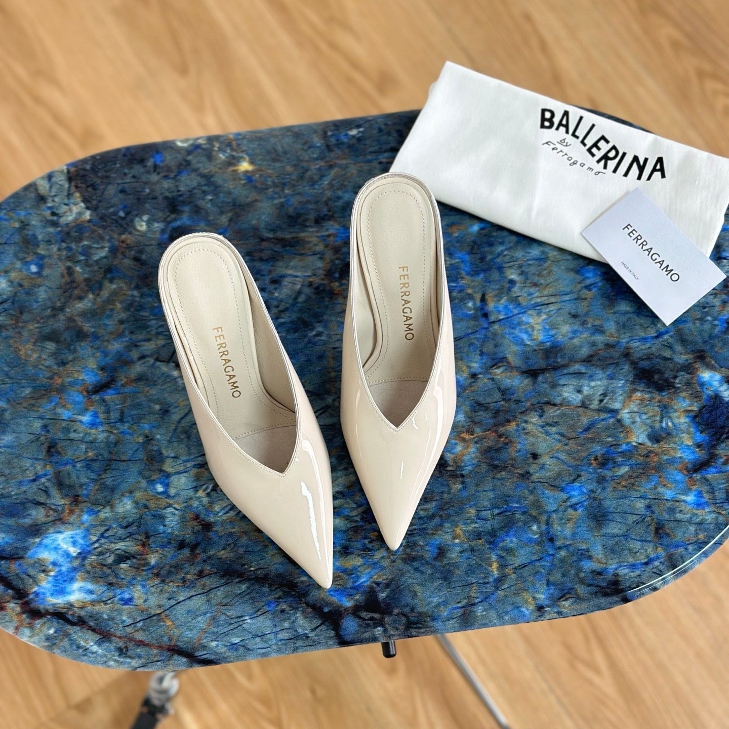 Ferragamo 26s Slippers Cream Patent Leather 929101