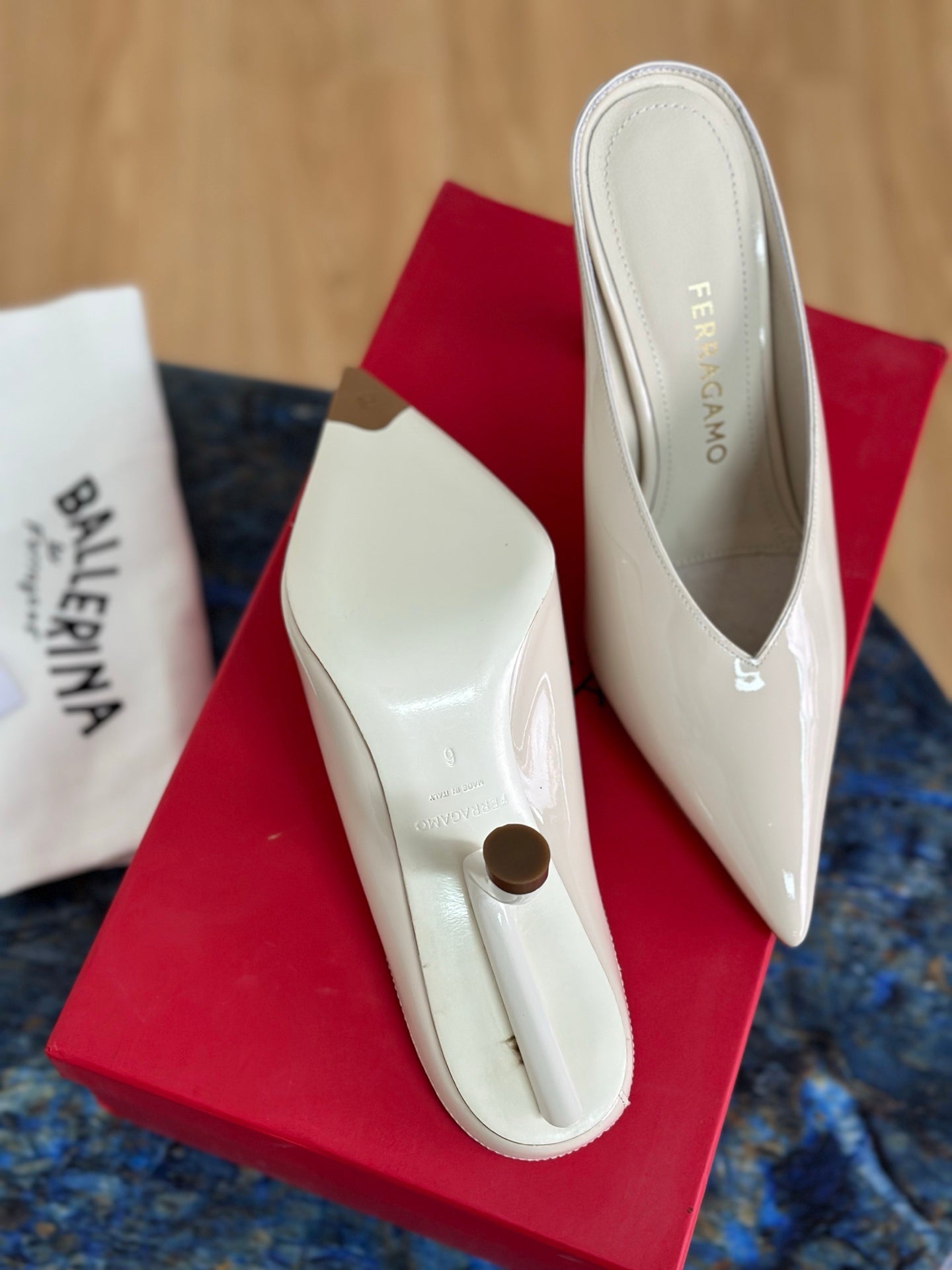 Ferragamo 26s Slippers Cream Patent Leather 929101