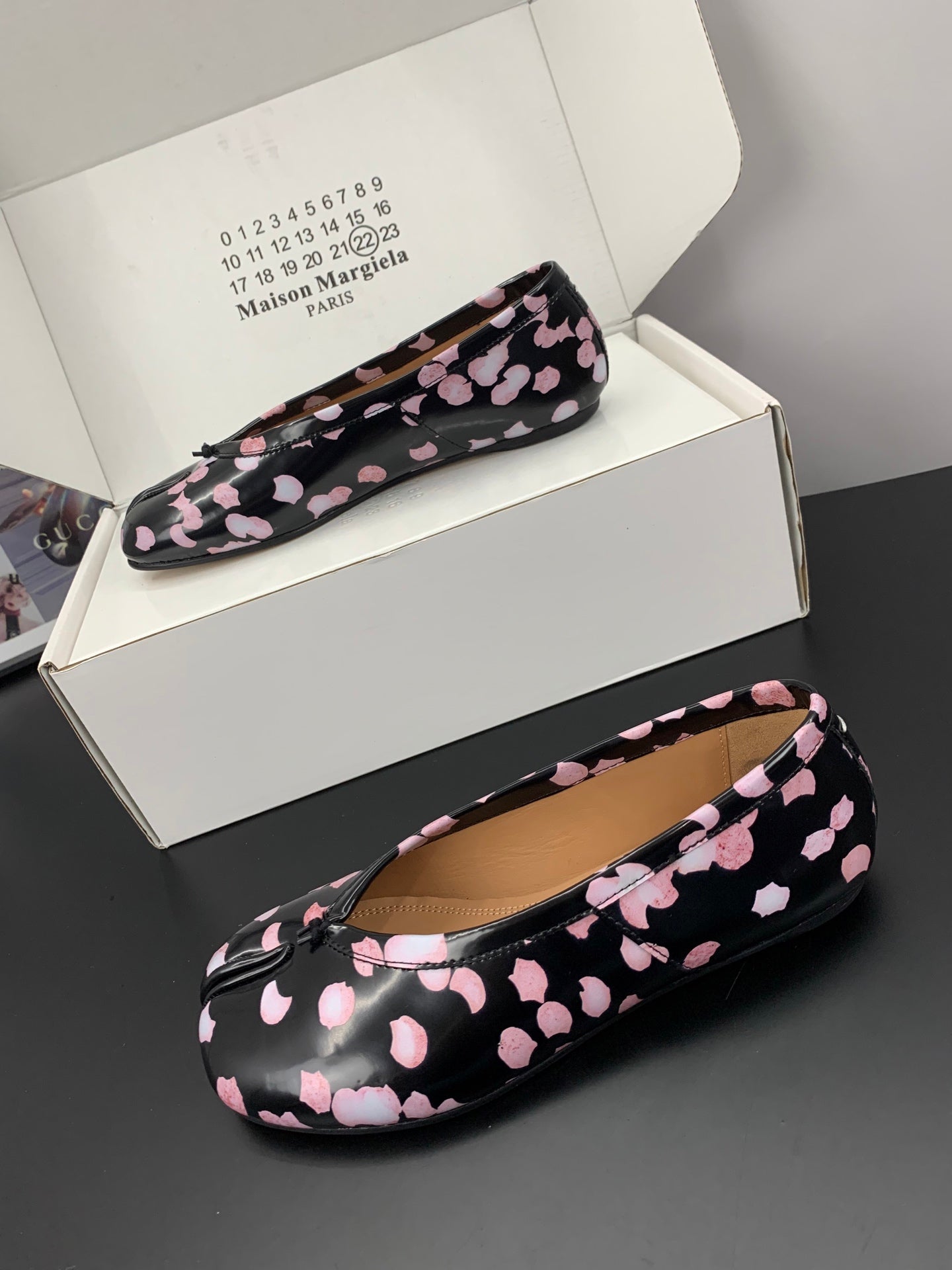 MM6 Tabi Ballet Flats Black Pink Cowhide 895246