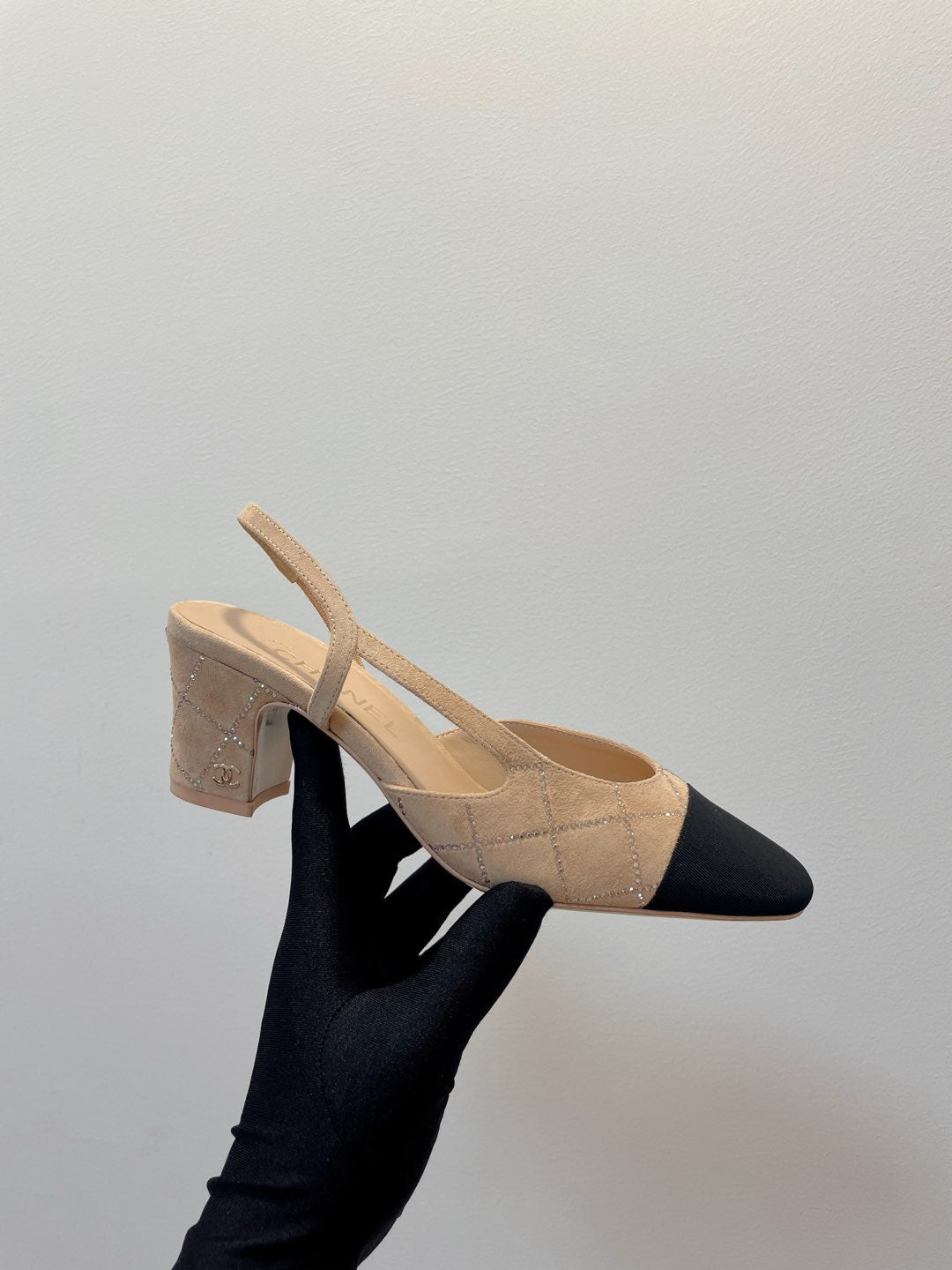 CC 26s Quilted Two-Tone Slingbacks Beige Black Suede Fabric 941696