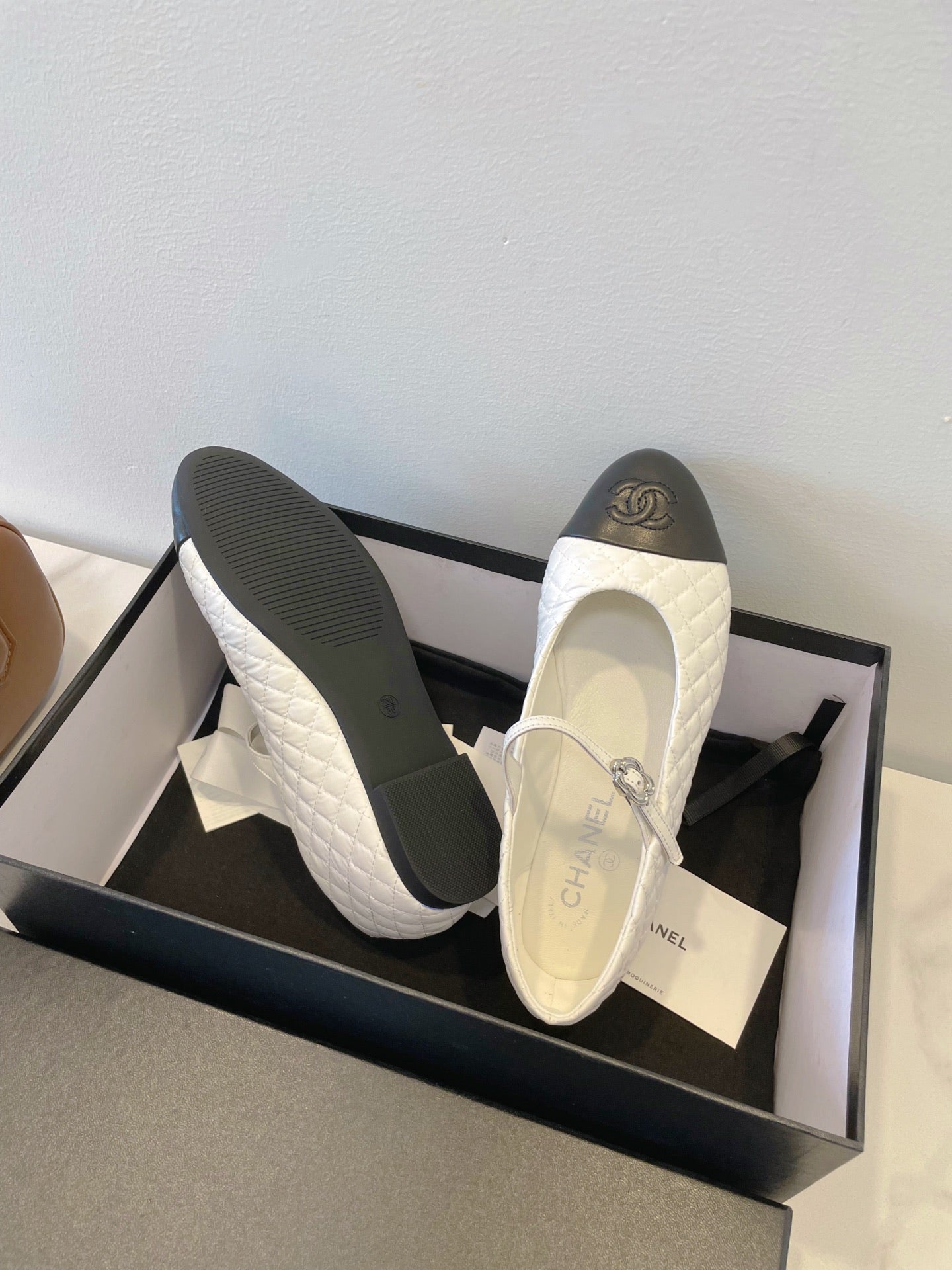 CC 25A Ballet Flat With Strap Quited White Black Sheepskin 530540