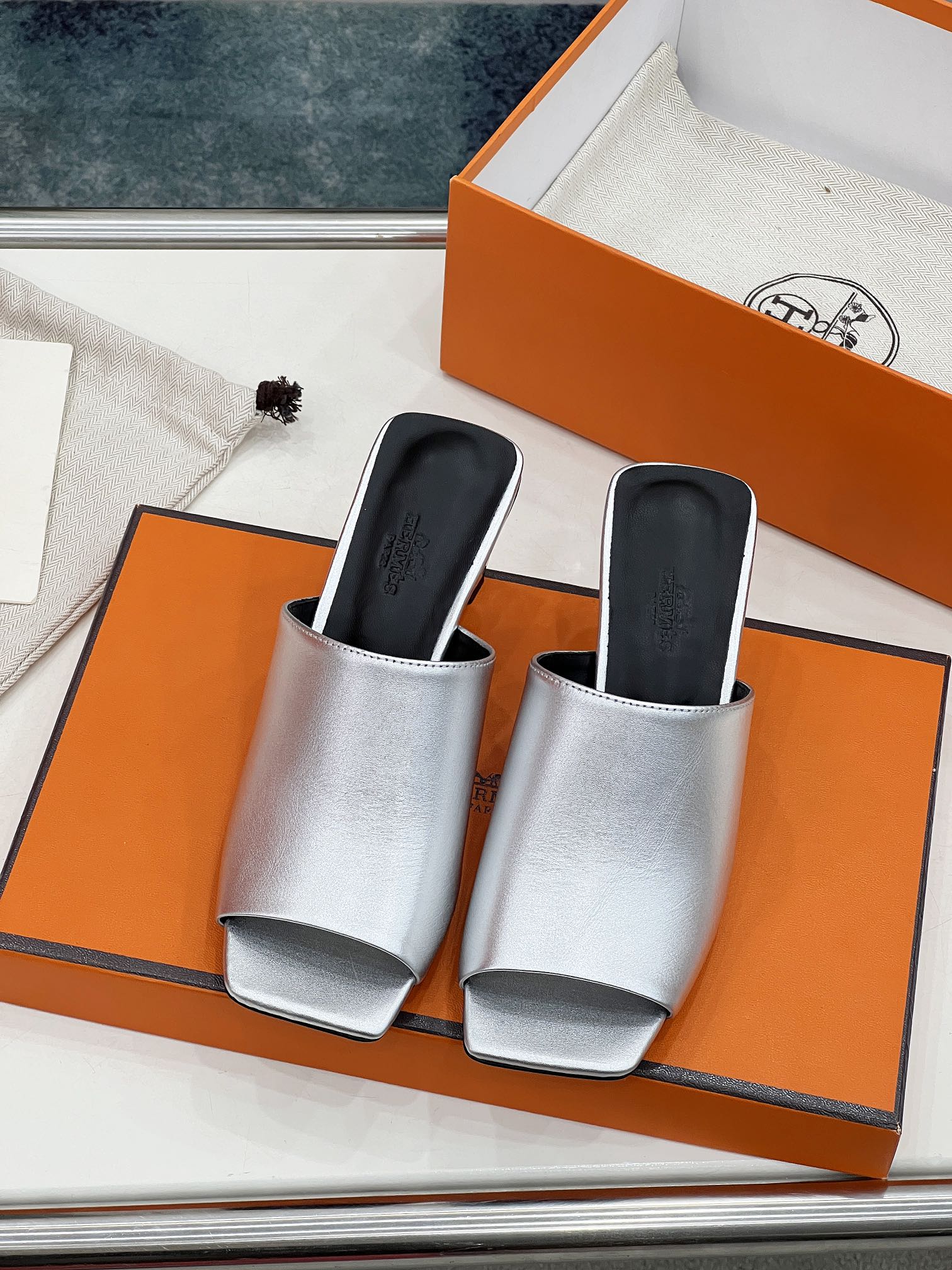 HM Iconique 60 Sandal In Silver Calfskin