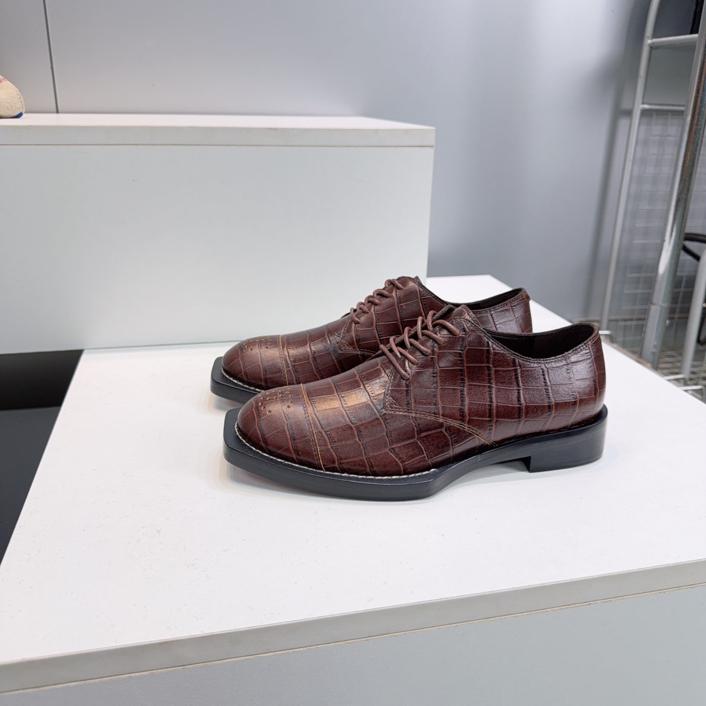 CC Lace-Up Shoes Coffee Crocodile Embossed Calfskin 842729