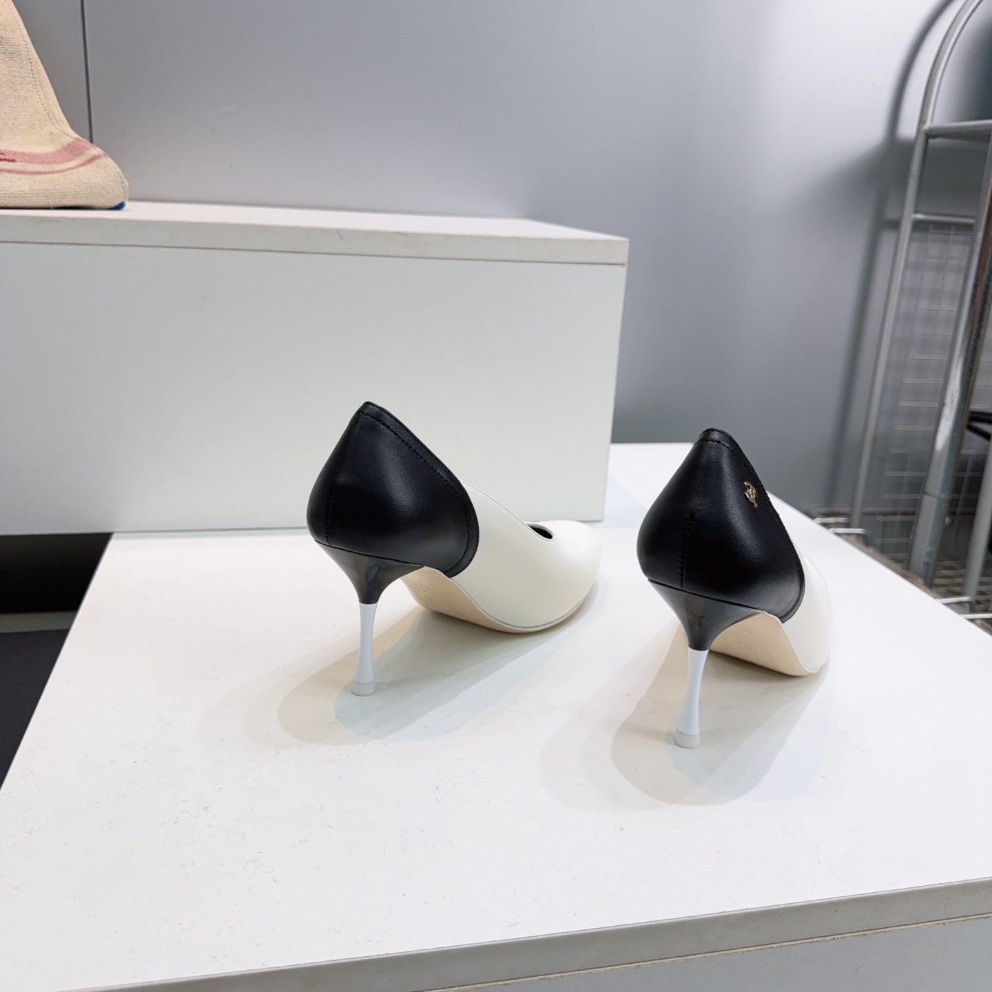 CC FW26 High Heels Pumps 8.5cm White Black Lambskin 942739