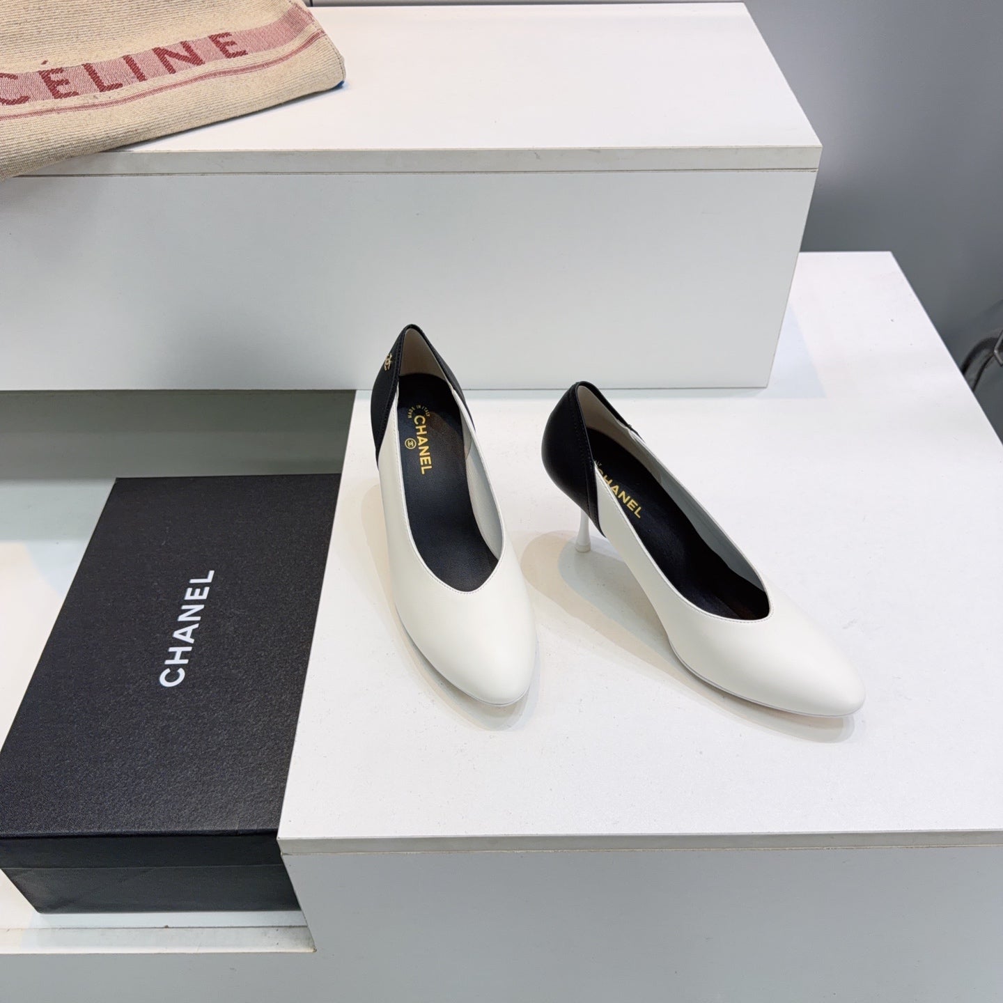 CC FW26 High Heels Pumps 8.5cm White Black Lambskin 942739