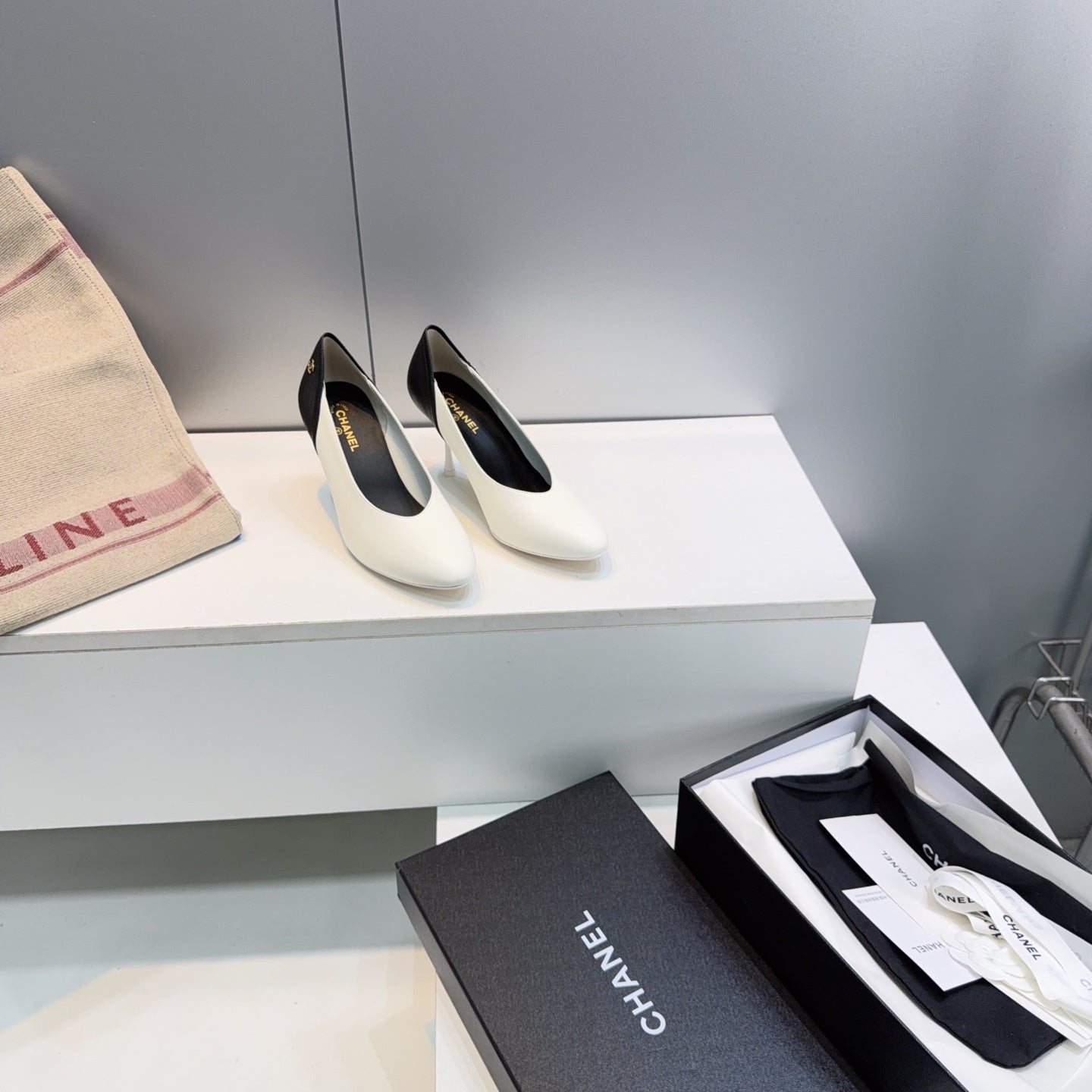 CC FW26 High Heels Pumps 8.5cm White Black Lambskin 942739