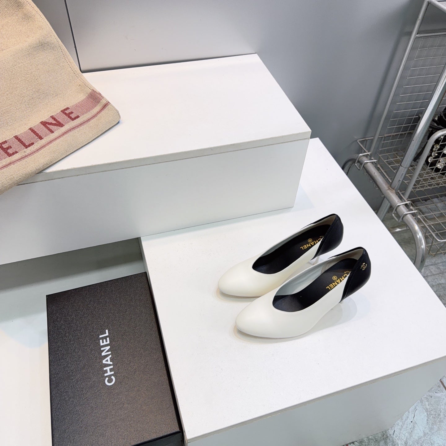 CC FW26 High Heels Pumps 8.5cm White Black Lambskin 942739