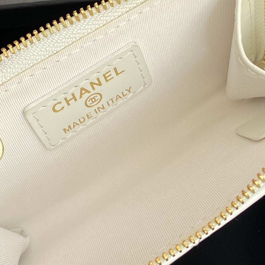 CC Hook & Chain Zipper Card Holder White Patent GHW 234739