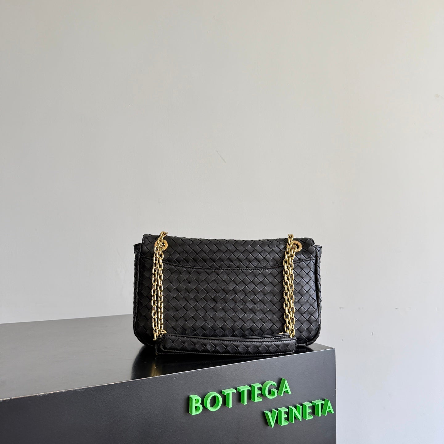 BV 26s Madison Bag 27cm Black Intrecciato Leather