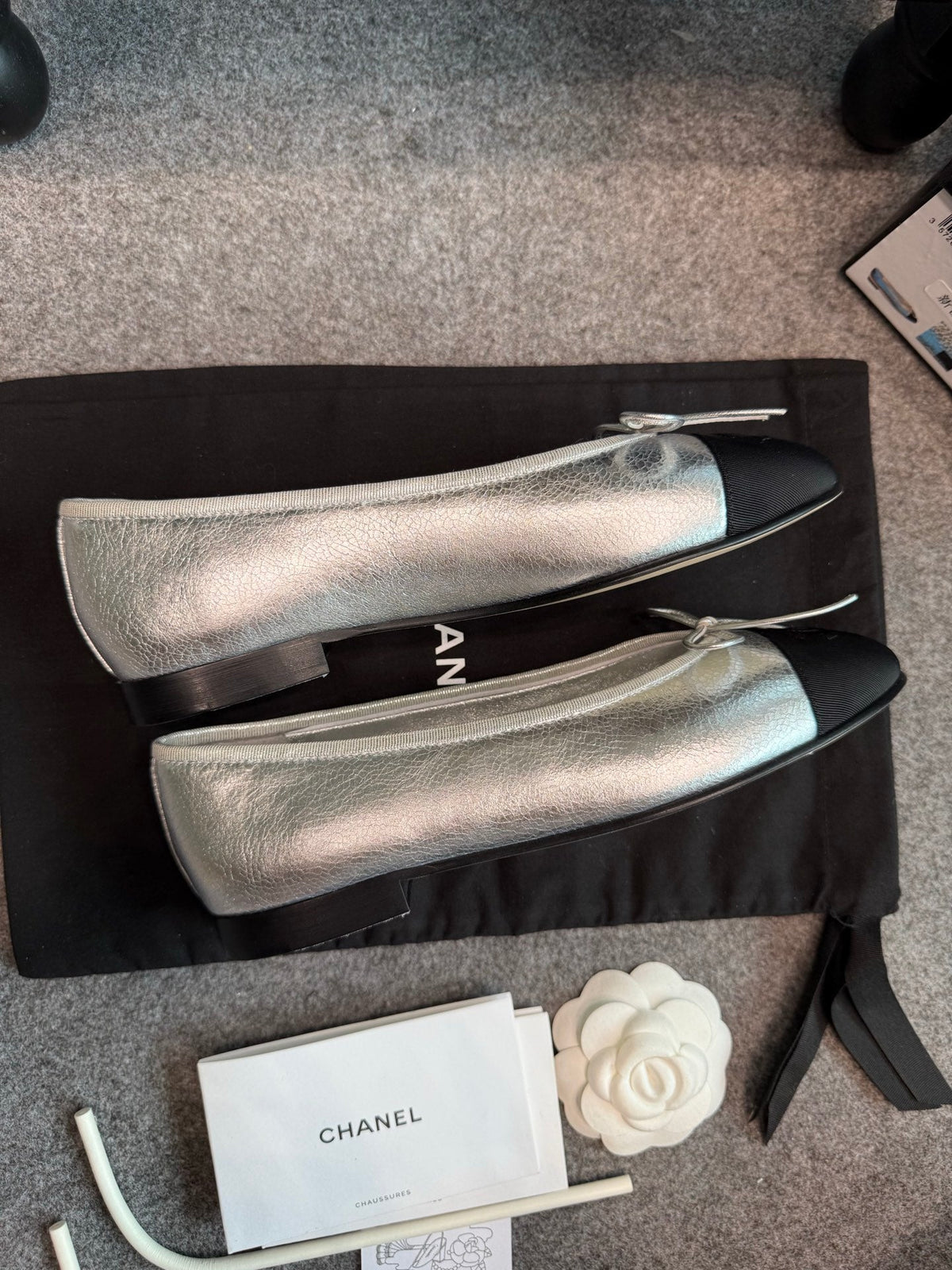 CC 26s Ballet Flats 1cm Silver Black Metallic Leather 118958