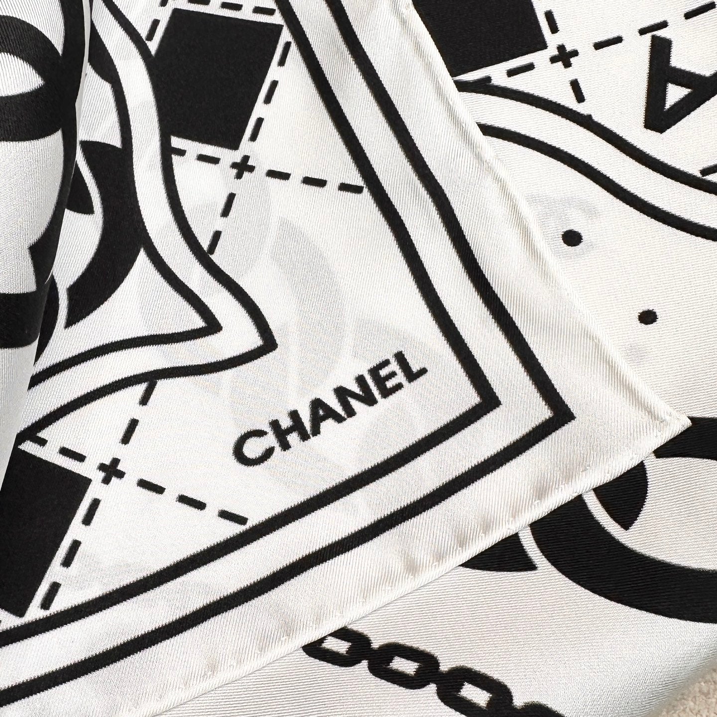 Chanel 26s Scarf 90 In Silk 304580