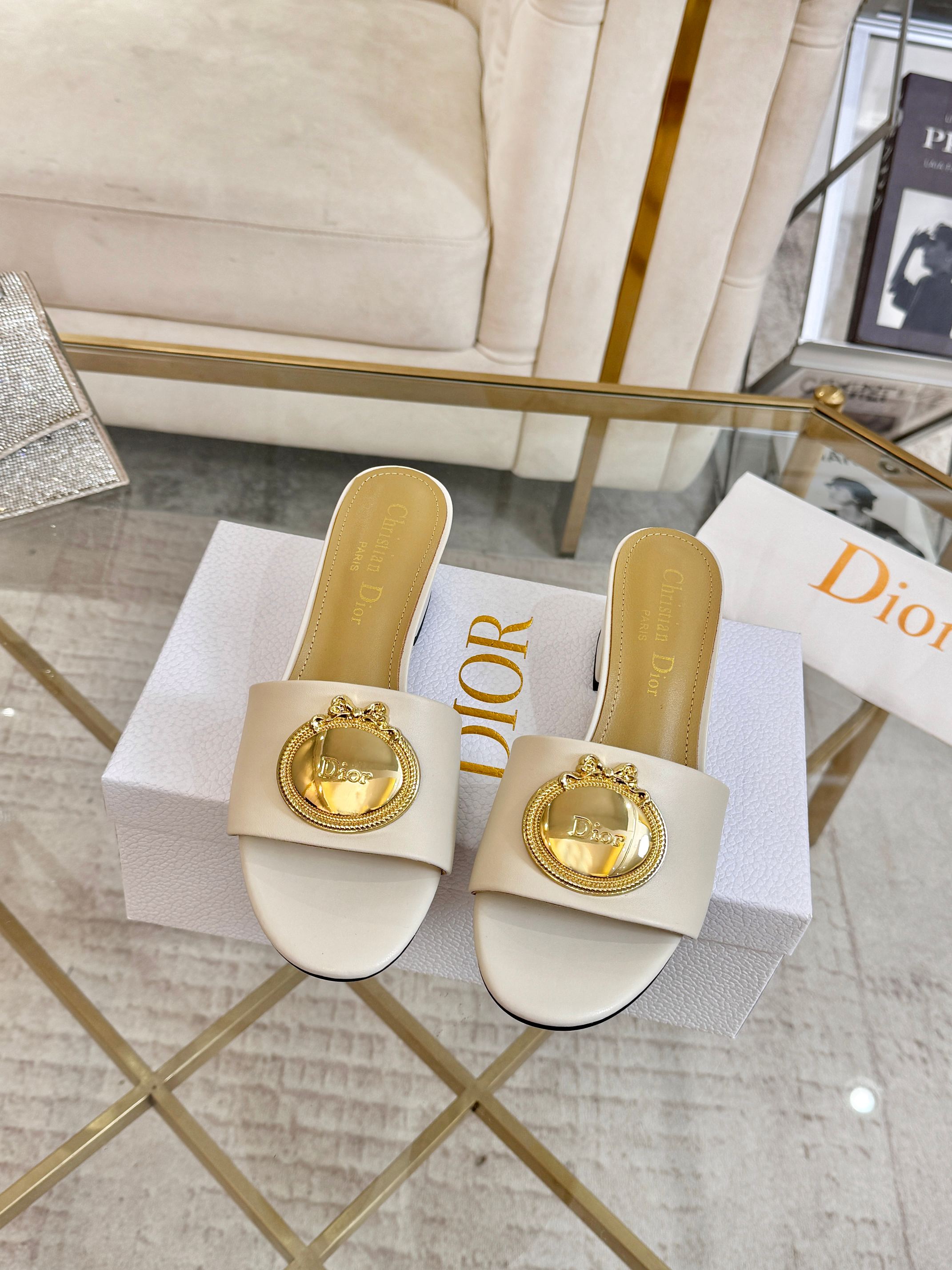 CD 26s Médaillon Buckle Slides 5cm White Lambskin 927377