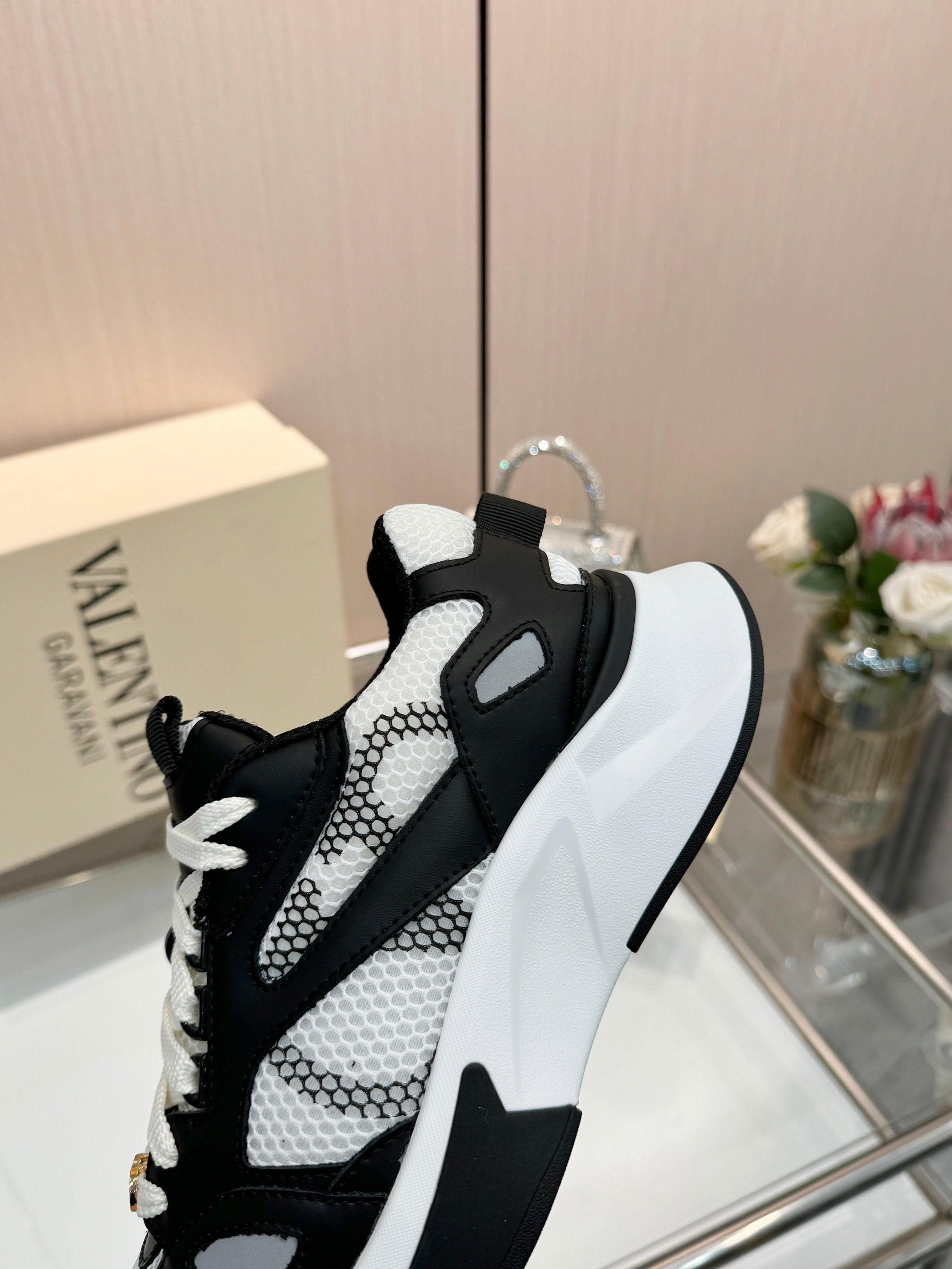 VT 26s Demivee Signature Sneakers White Black Mesh 943077