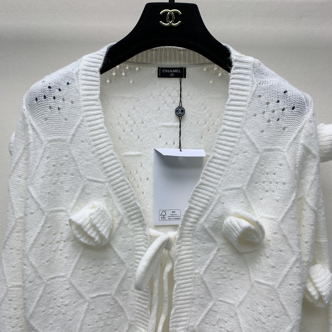 CC 25 Knitted Three-Dimensional Flower Tie Cardigan in White 277591