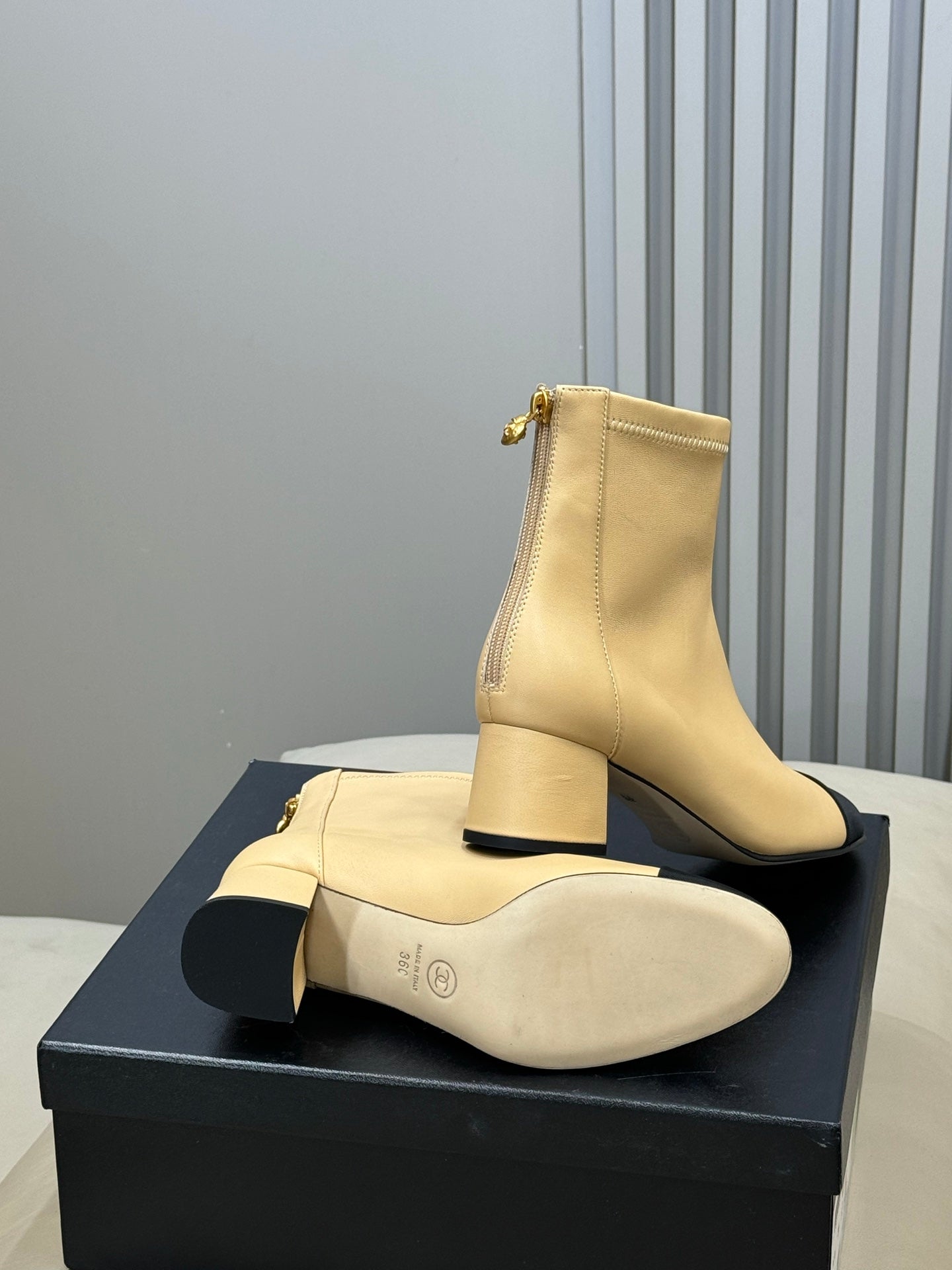 CC 26FW Ankle Boot Black Beige Sheepskin Fabric 621275