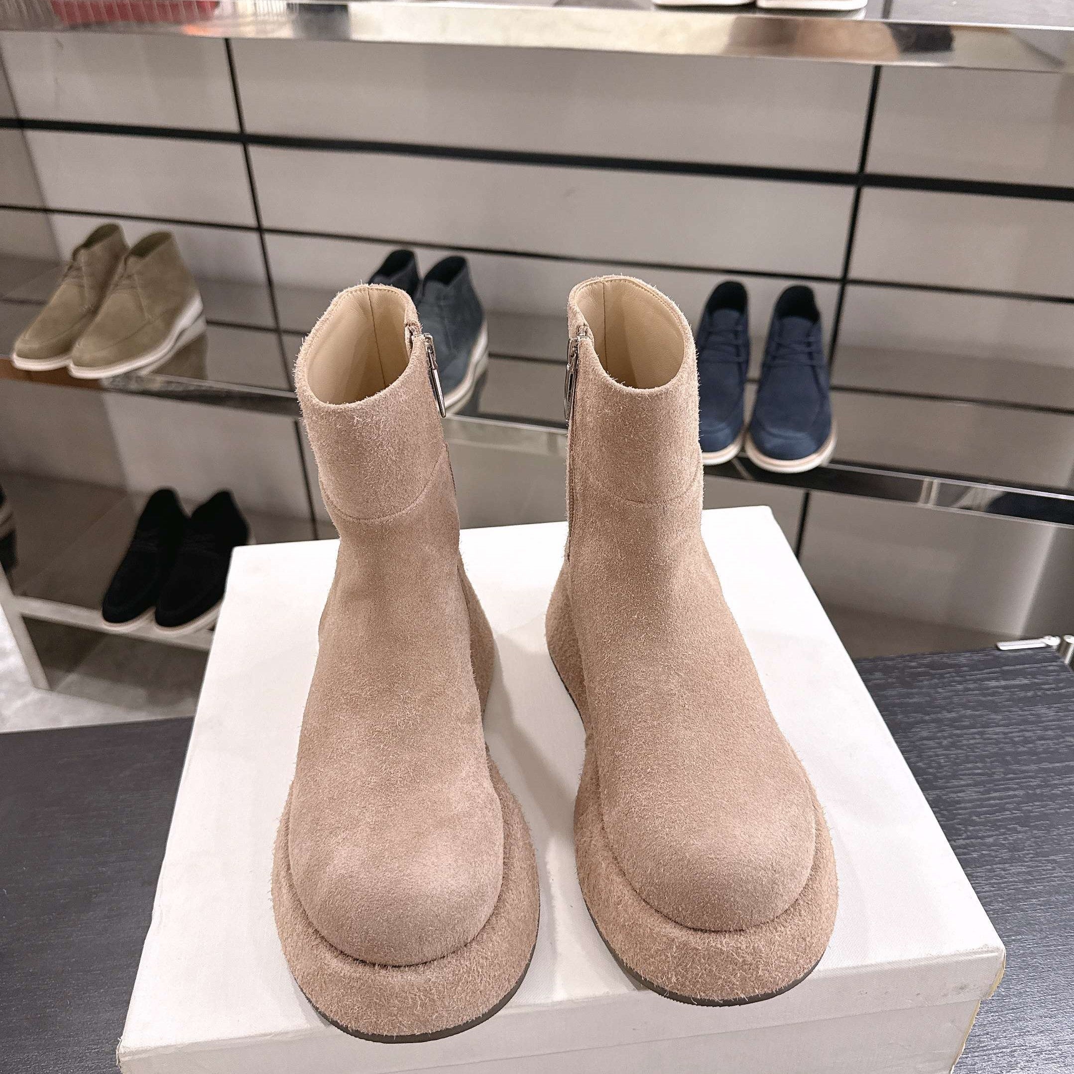 The Row SS2025. Boots Brown Suede 543372