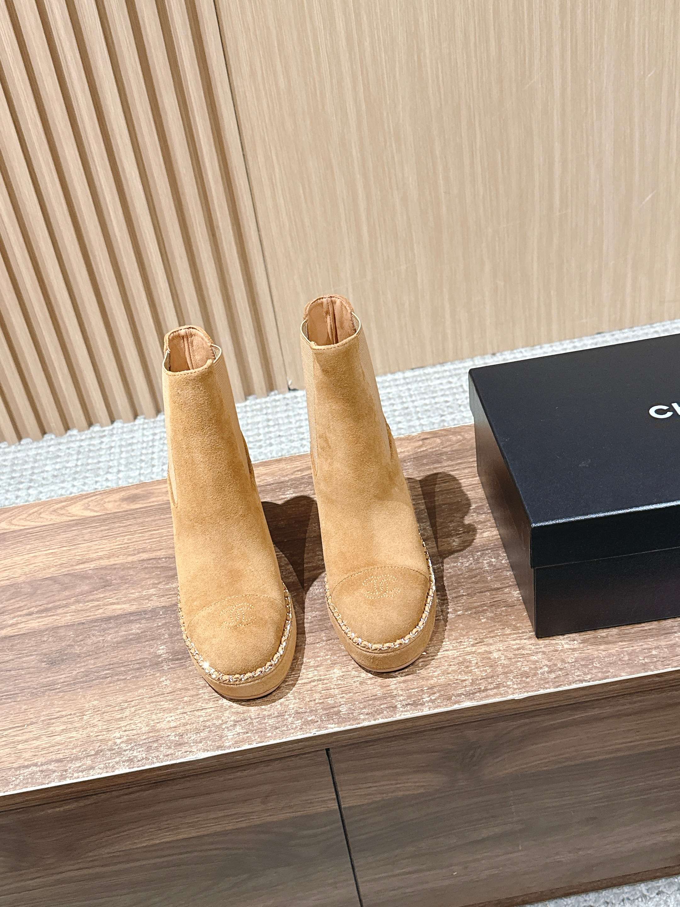 CC 25 Chelsea Ankle Boots With Chain 85mm Beige Suede 428221